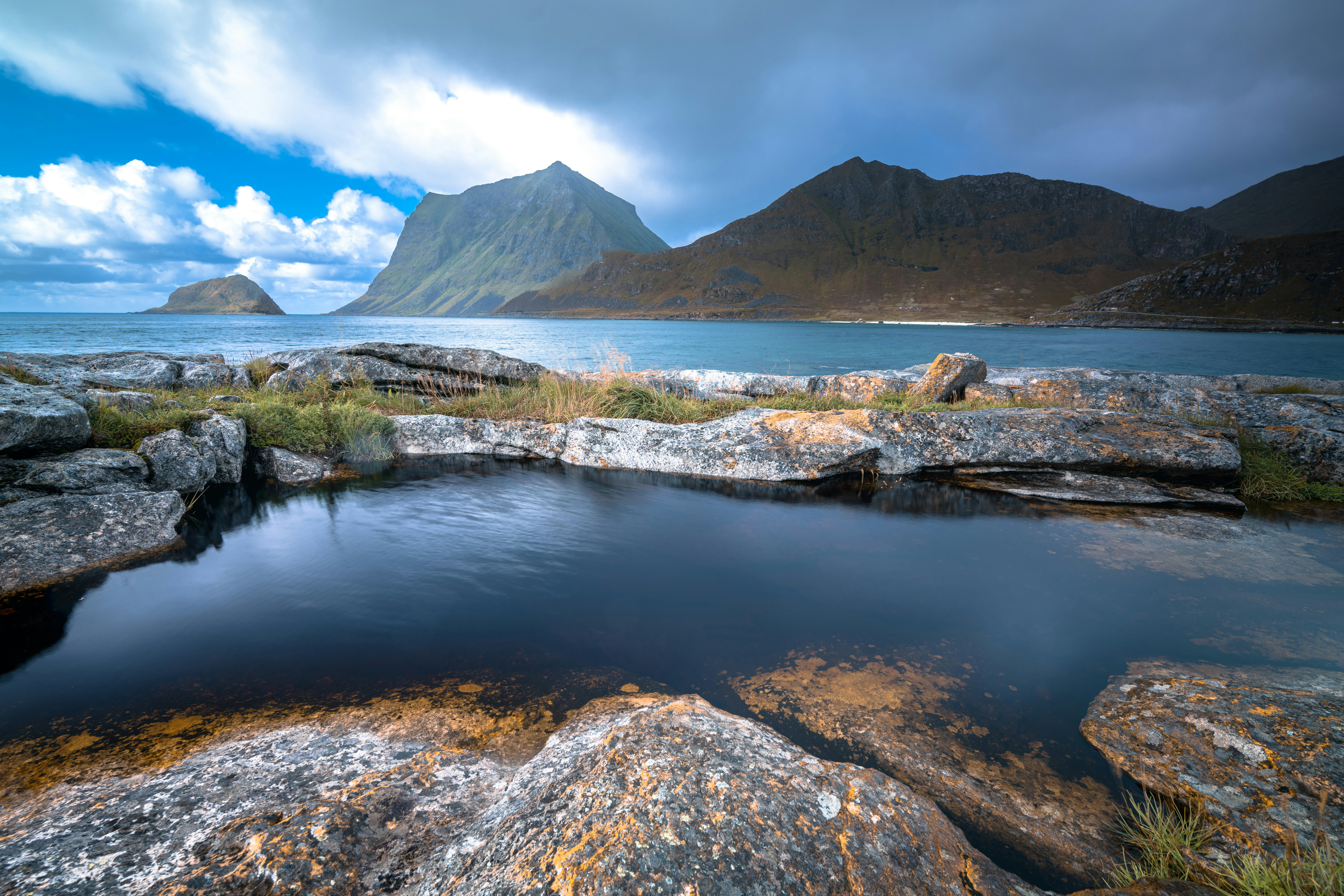 Costa rocosa con aguas tranquilas y montañas