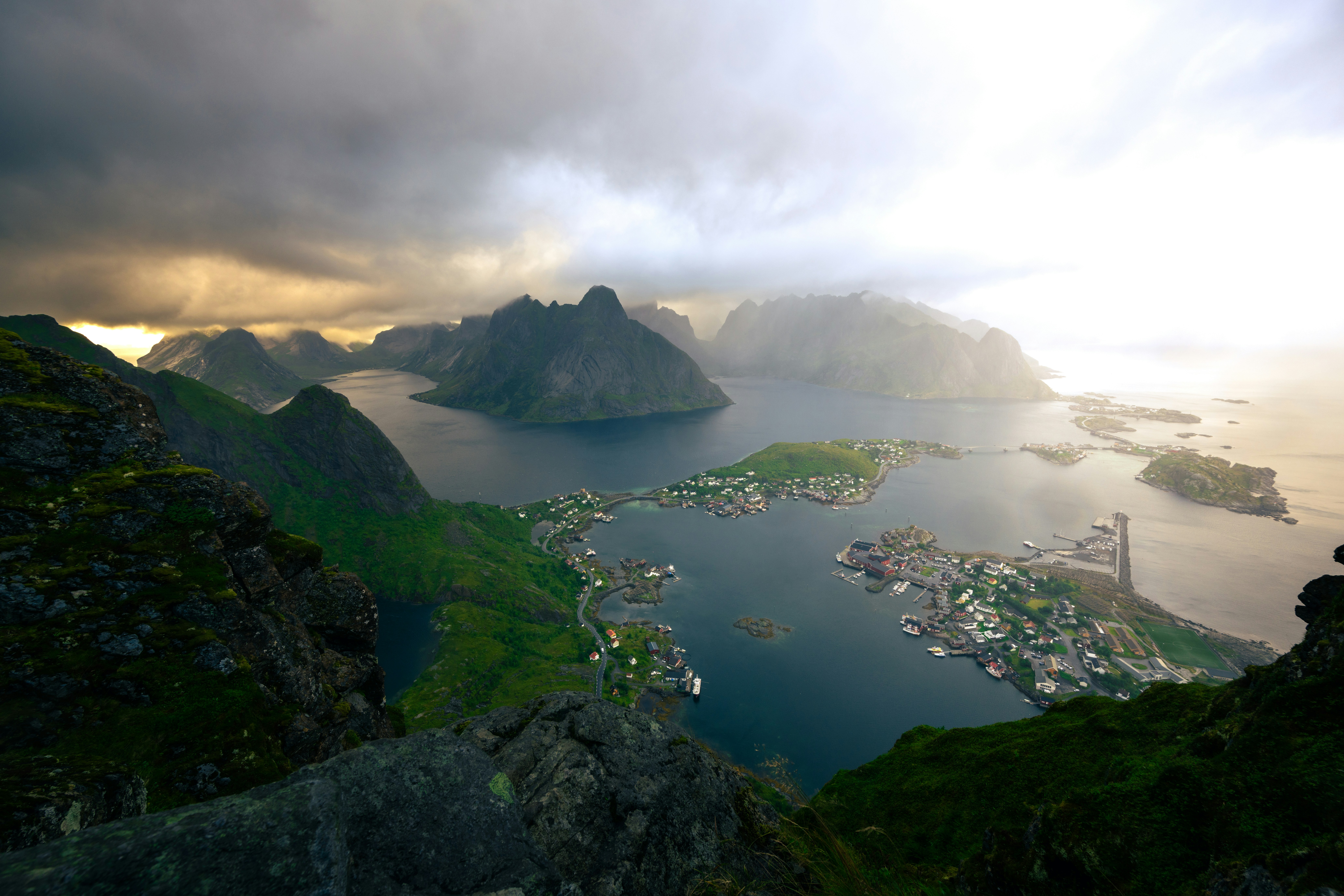 Pueblo costero enclavado entre las espectaculares montañas noruegas