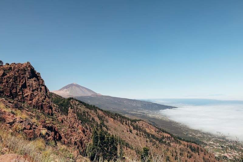 Paesaggio montano con cielo azzurro limpido e nuvole.