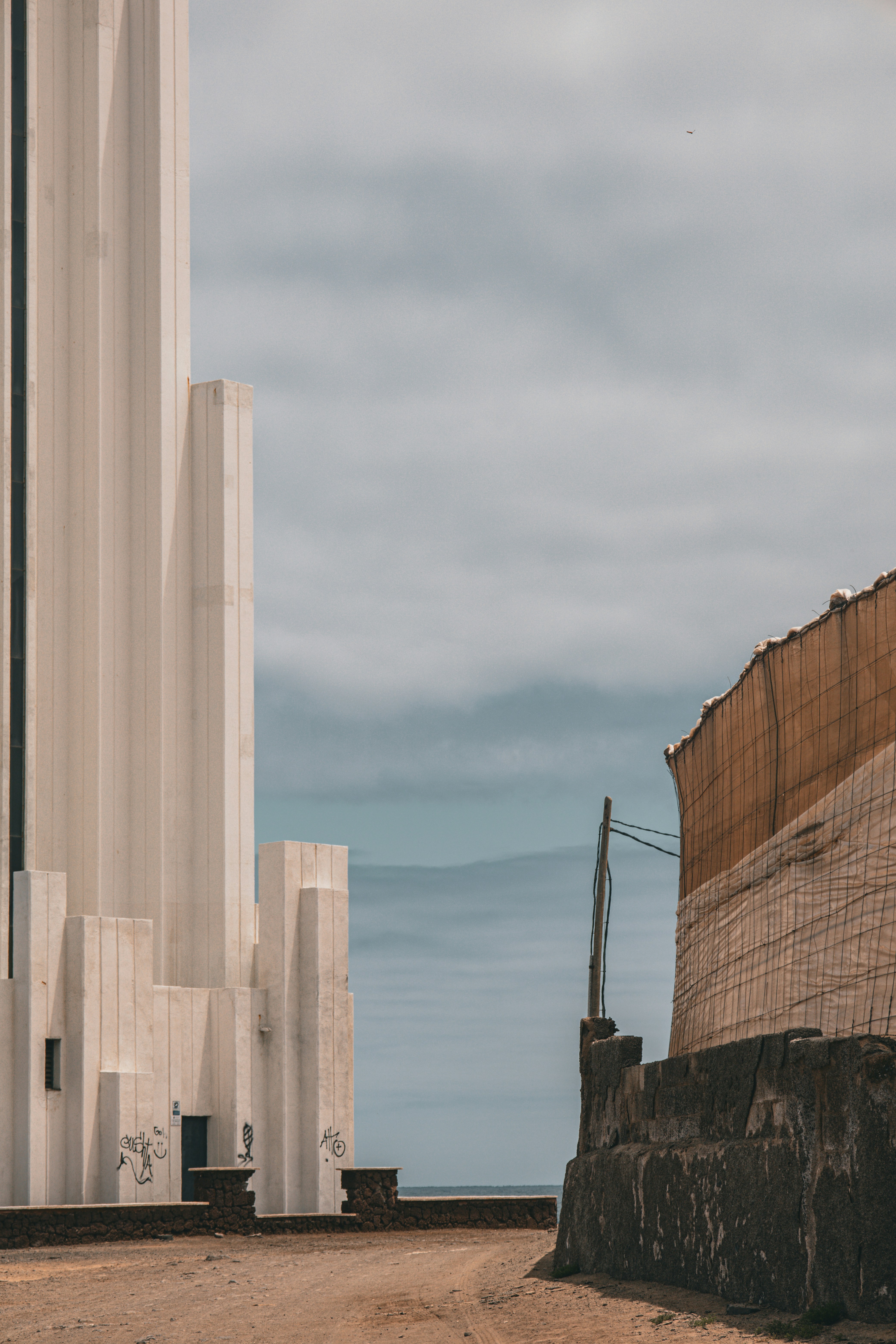 Edificio bianco moderno accanto a un muro testurizzato