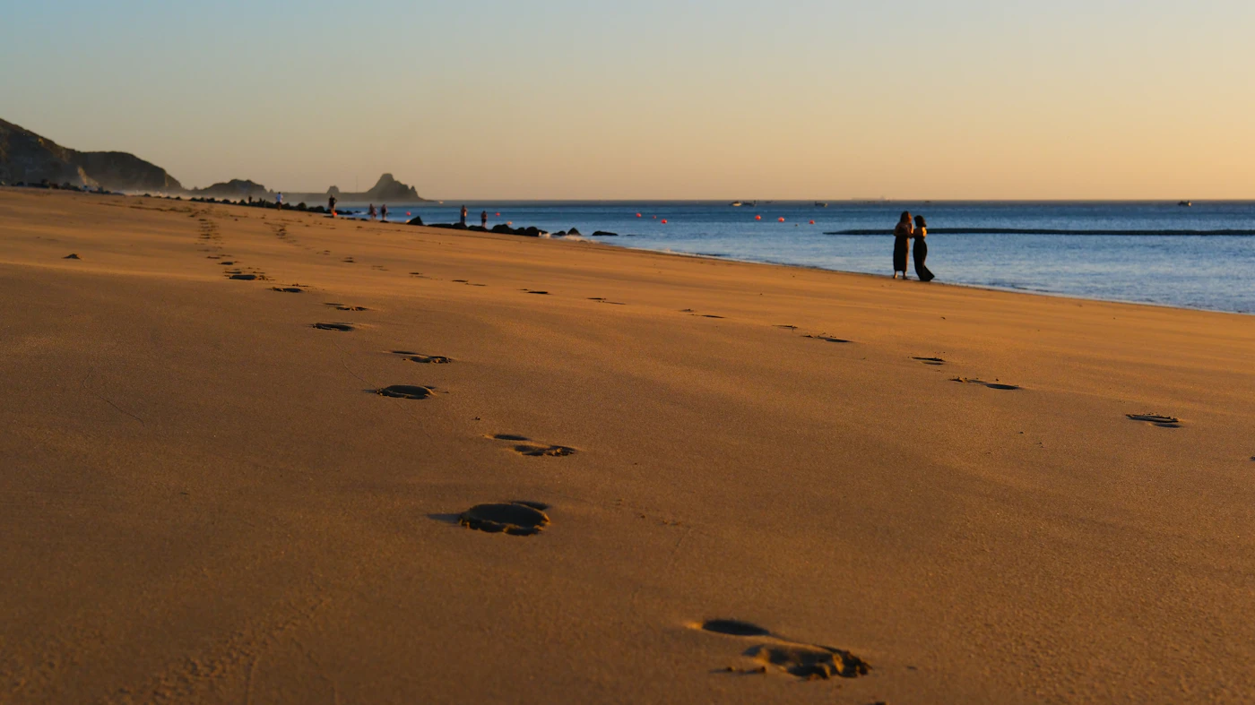Fußspuren an einem Sandstrand in Fujairah