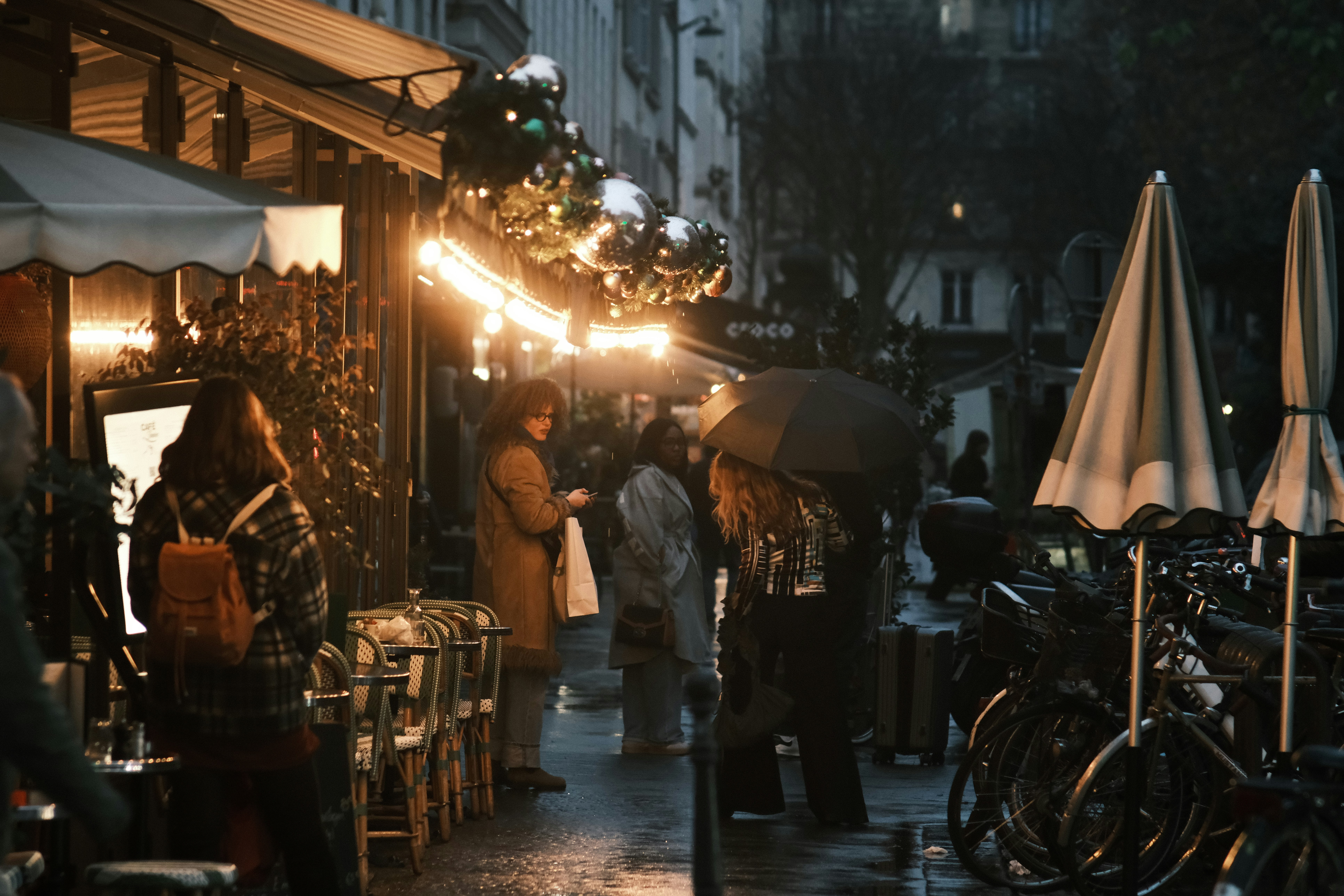 Ladcykel i regnvejr: Regntøj og afdækning til børn og last