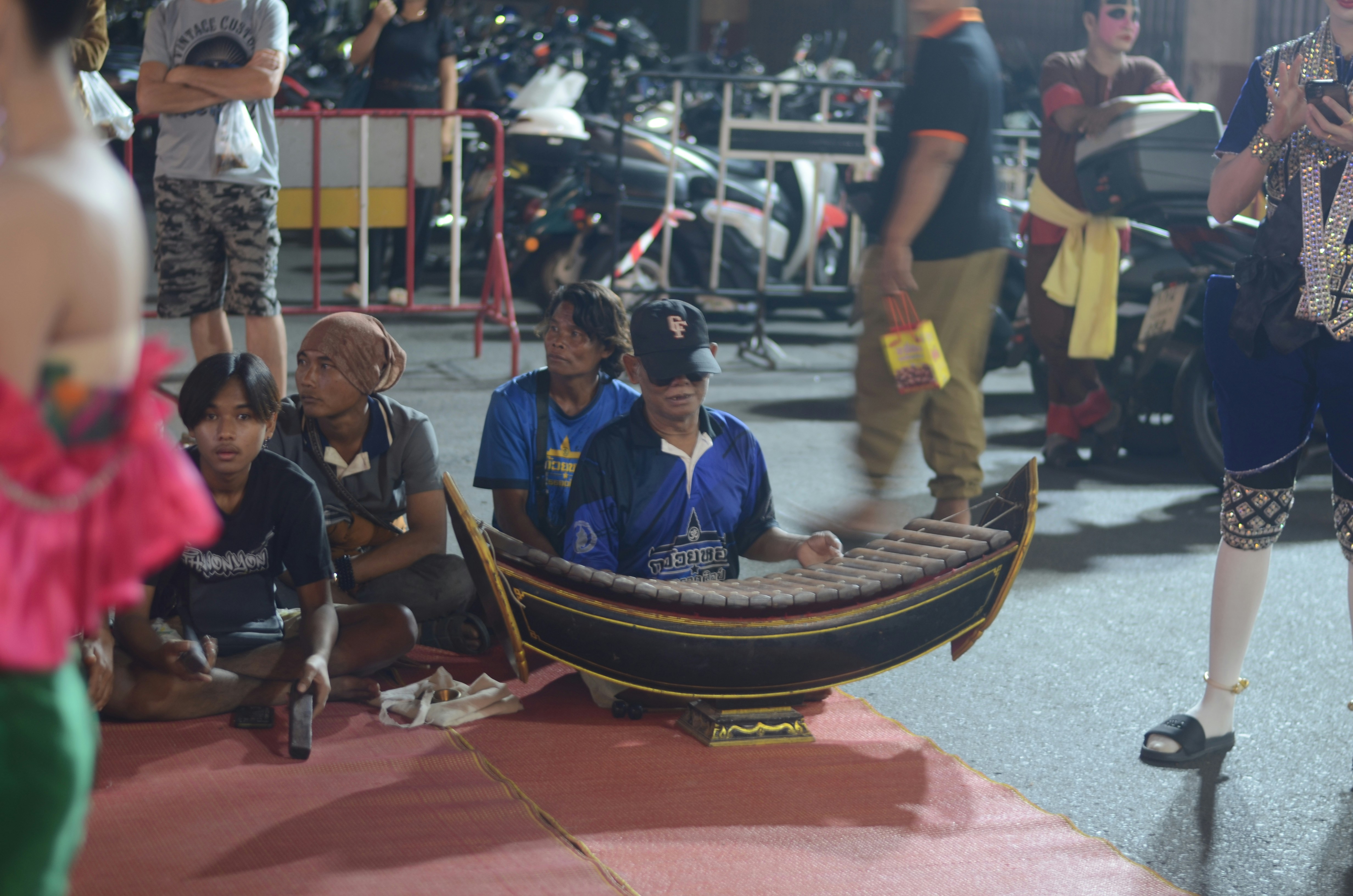 Musisi memainkan alat musik xylophone tradisional Thailand.