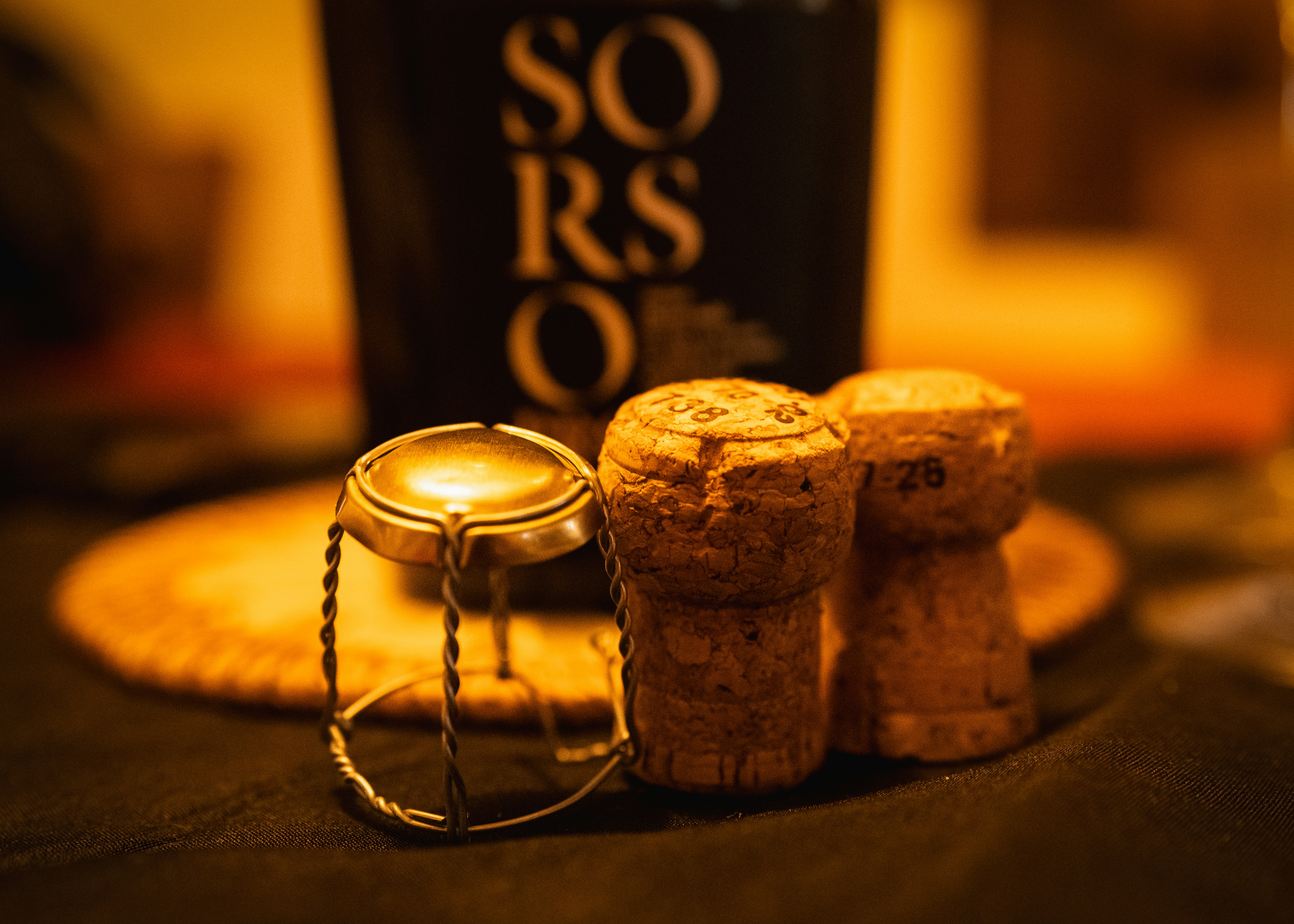 Zwei Champagnerkorken und ein Musselstück auf dem Tisch