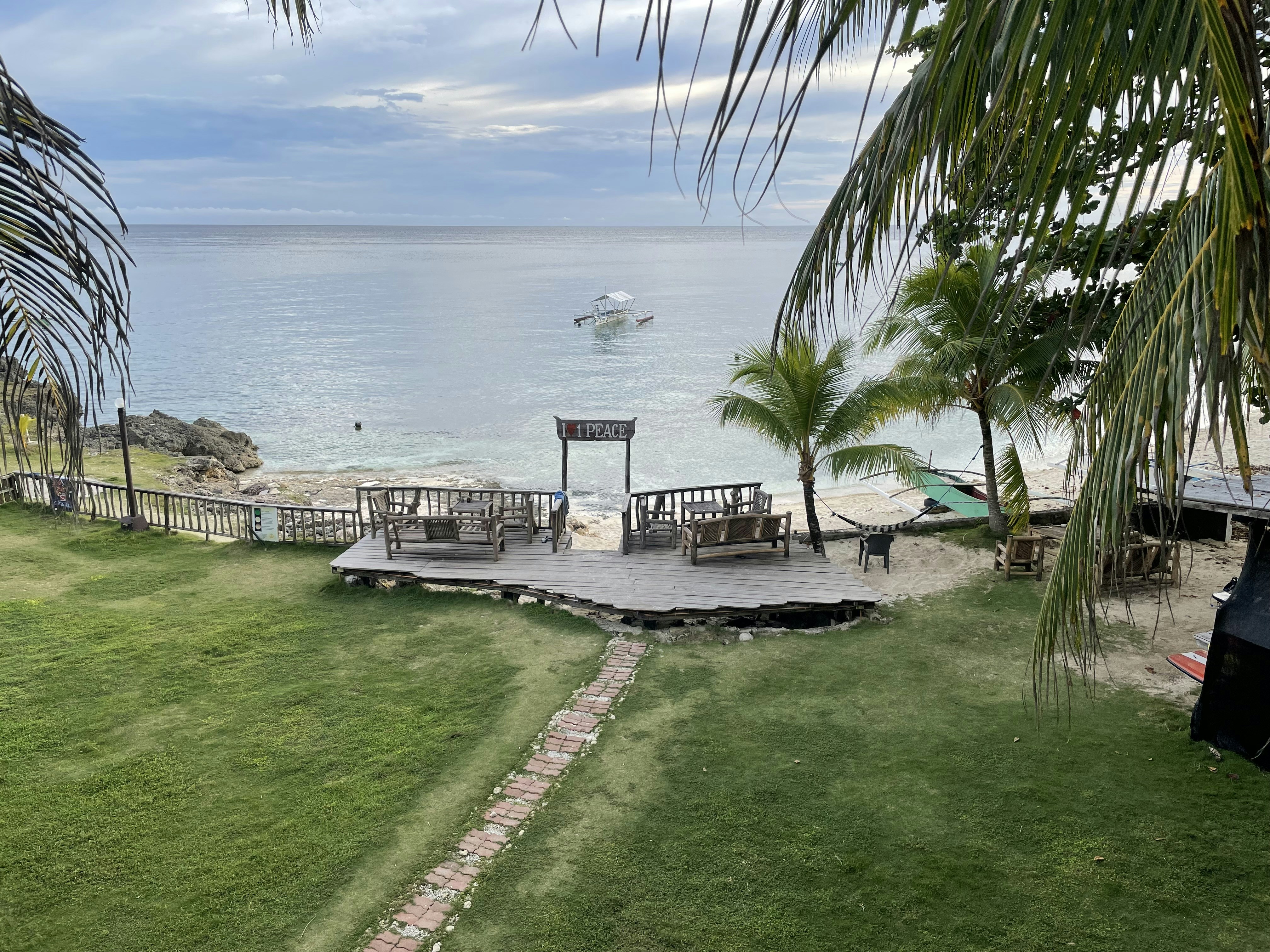 Tropischer Strand mit Sitzbereich und Meerblick