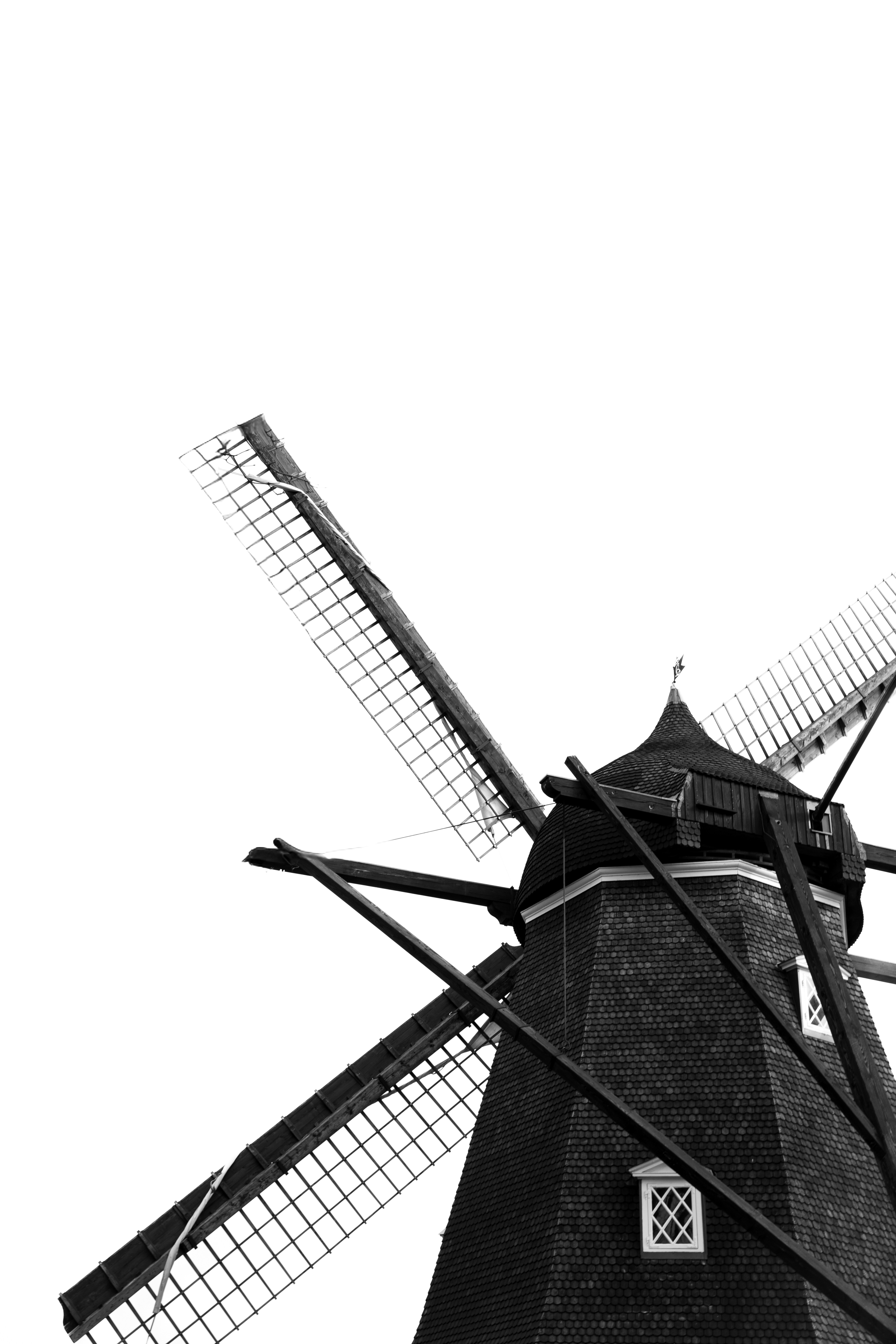Nahaufnahme einer historischen Backstein-Windmühle mit weißem Himmel.