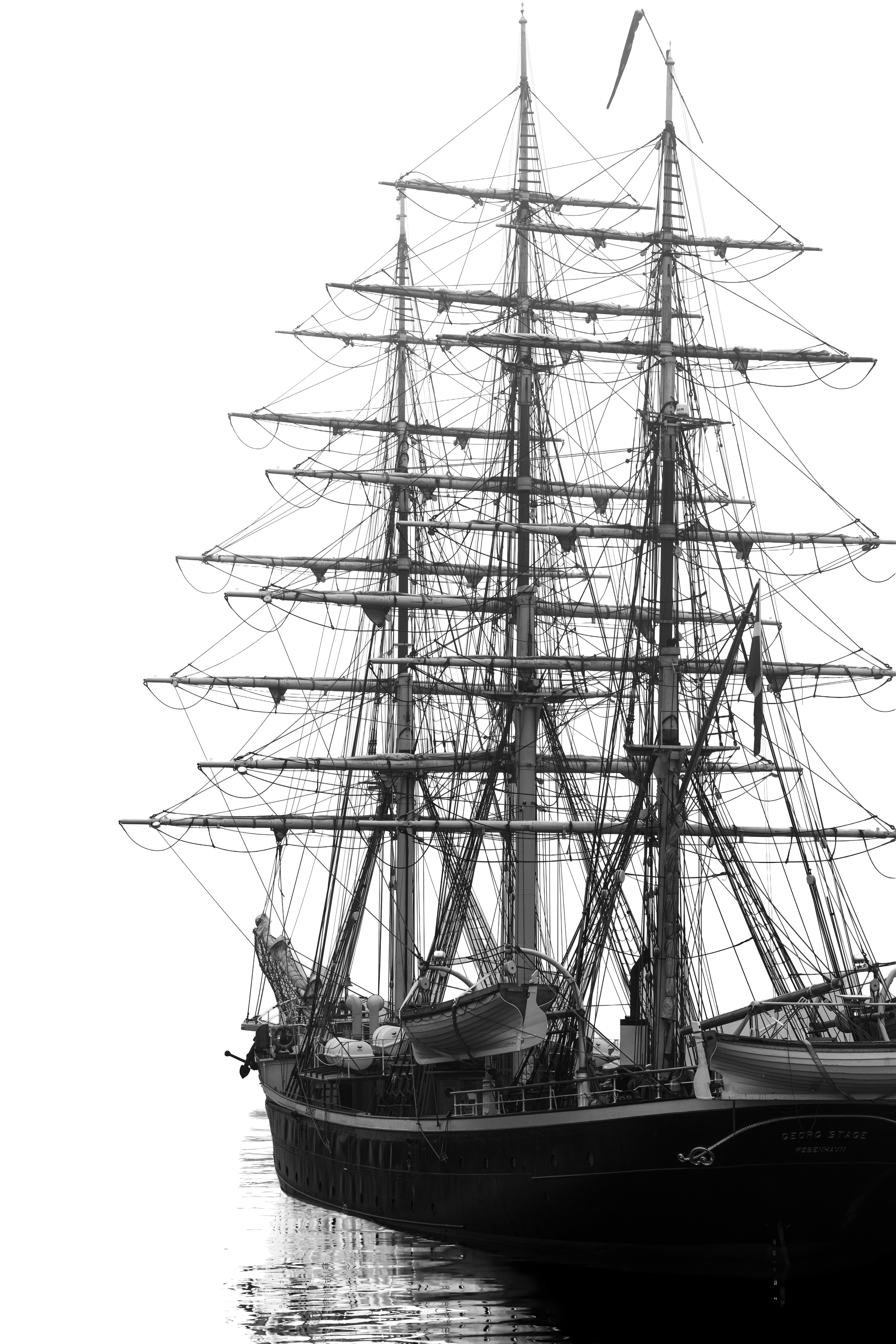 Ein Großsegler mit vielen Segeln vor weißem Hintergrund