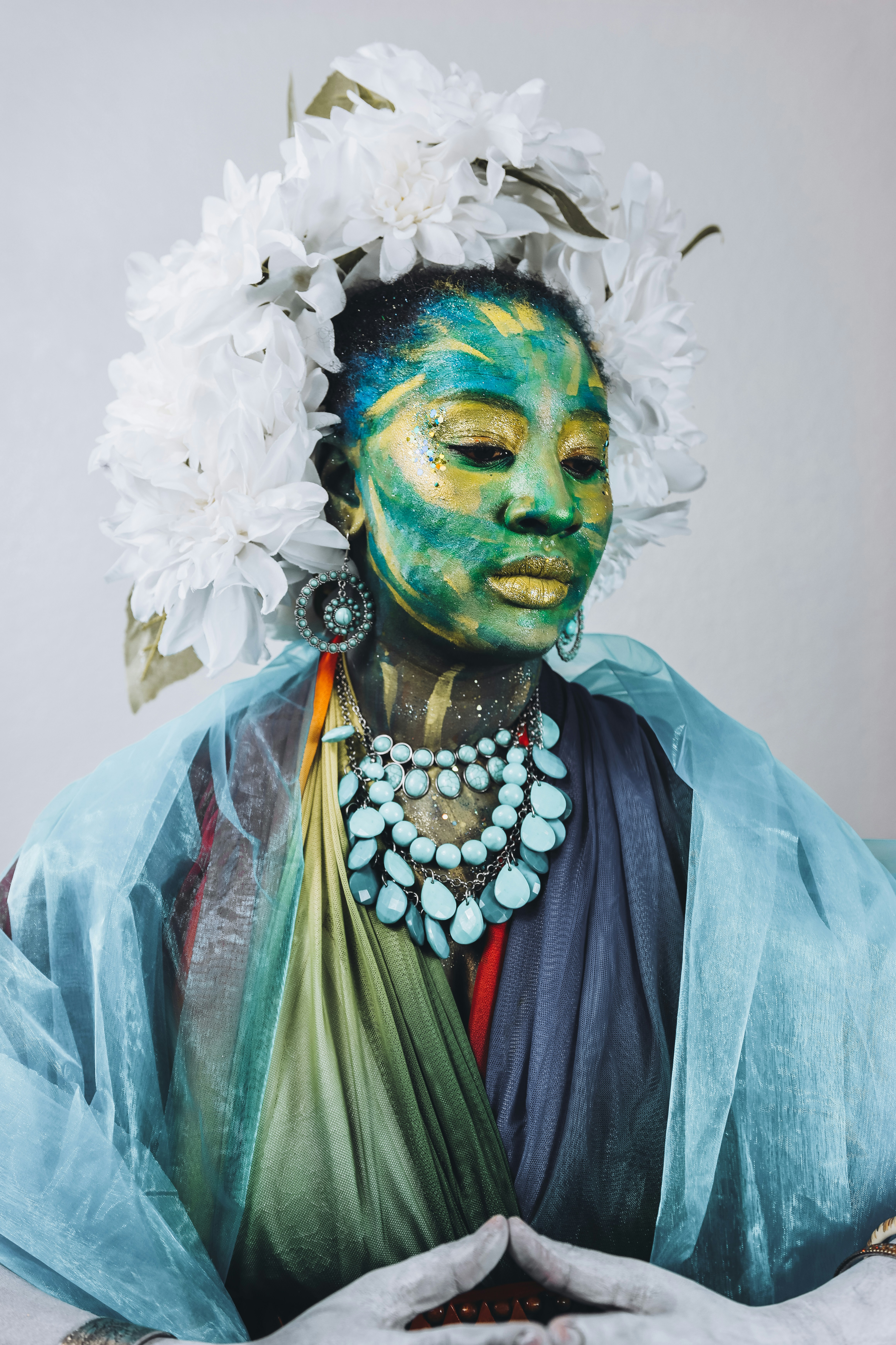 Frau mit bunten Gesichtsbemalung und Blumenkopfschmuck