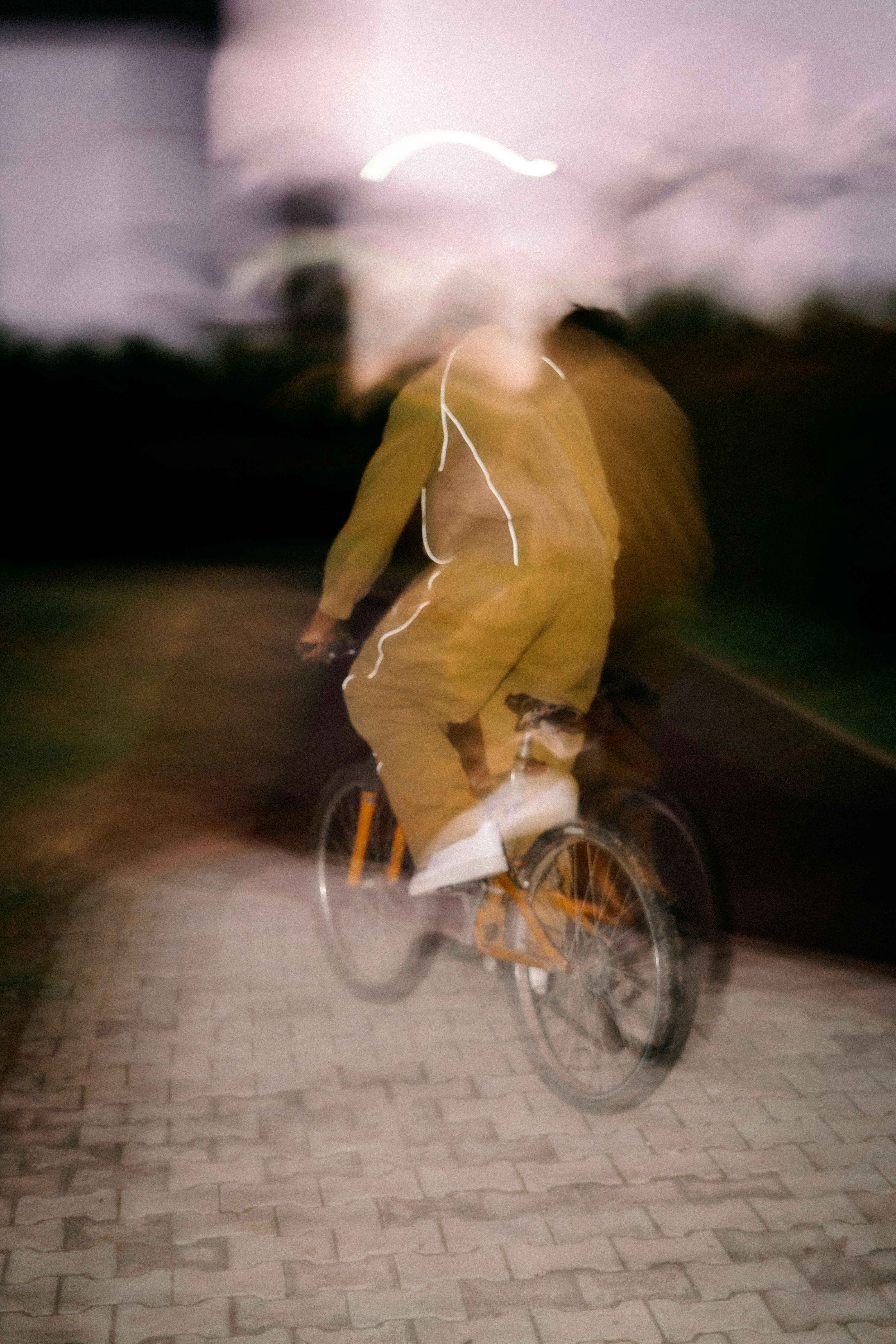 Person, die auf einem asphaltierten Weg Fahrrad fährt.