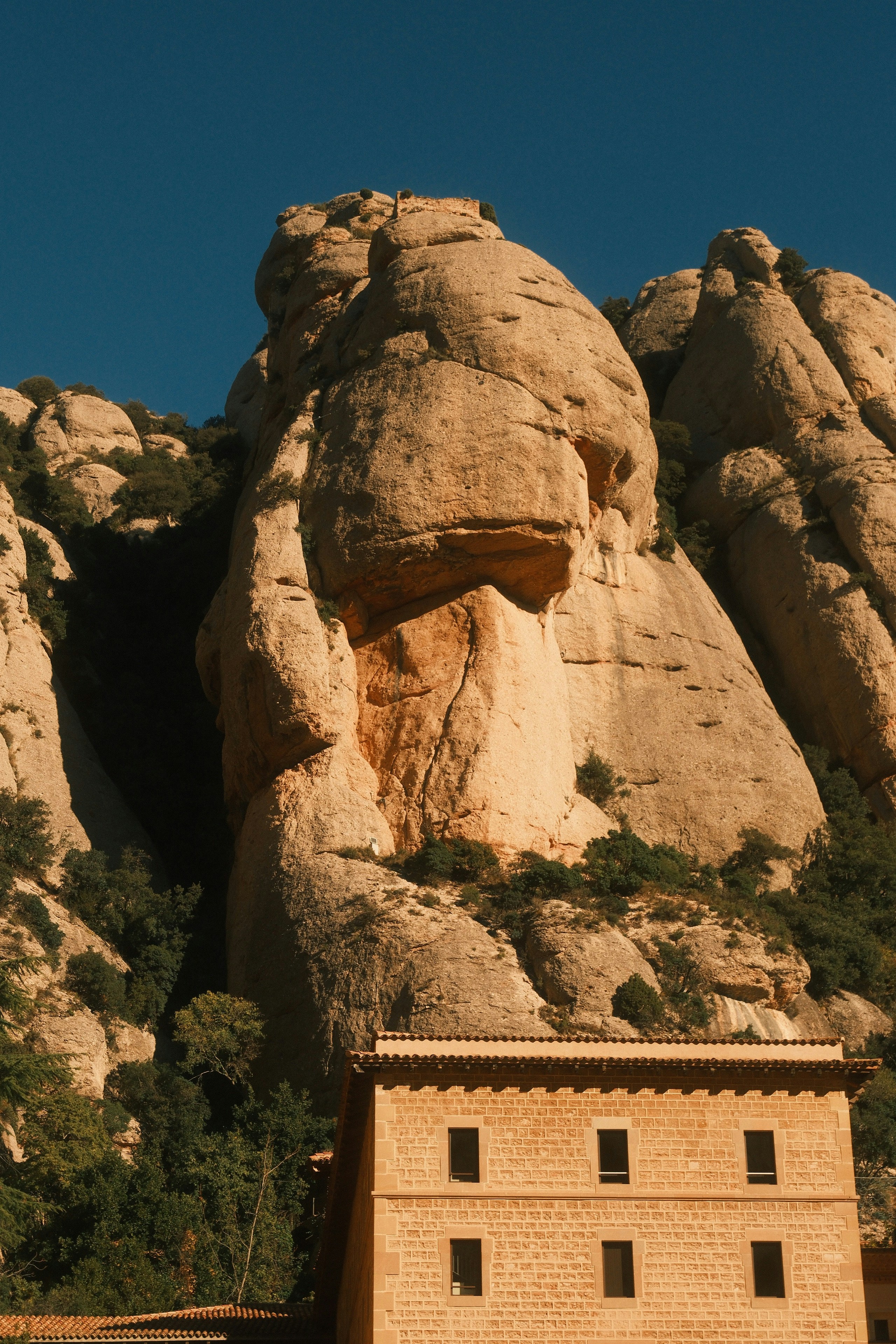 Иллюстративные фотографии: скалы, ущелье и «монастырь в скале» (не обязательно снято именно в Отхаре).