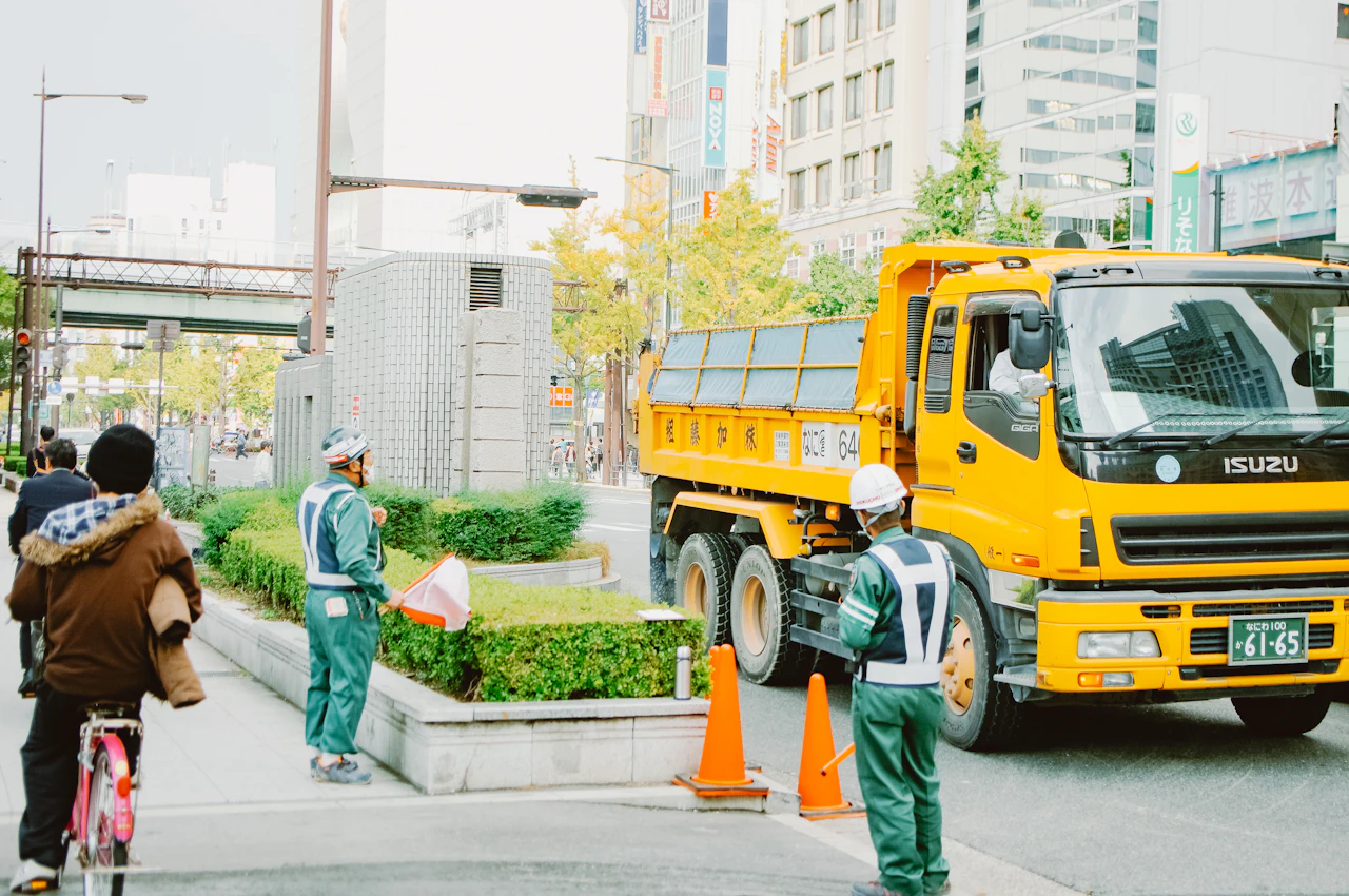 交通誘導を行う警備スタッフ