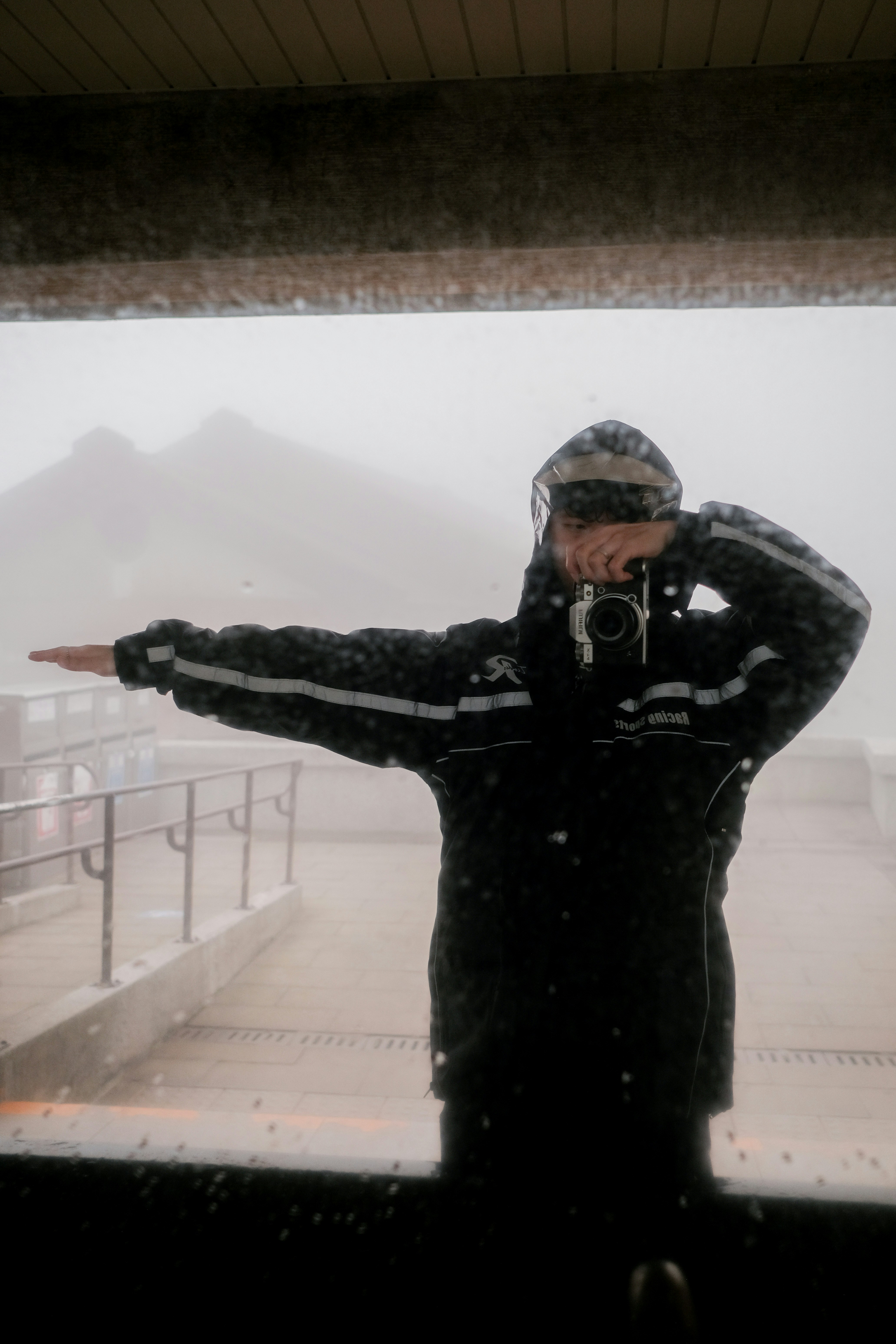 Personne prenant un selfie dans une tempête de neige avec des montagnes