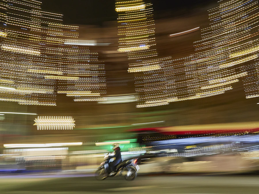 Moto elétrica Foston em movimento pela cidade à noite
