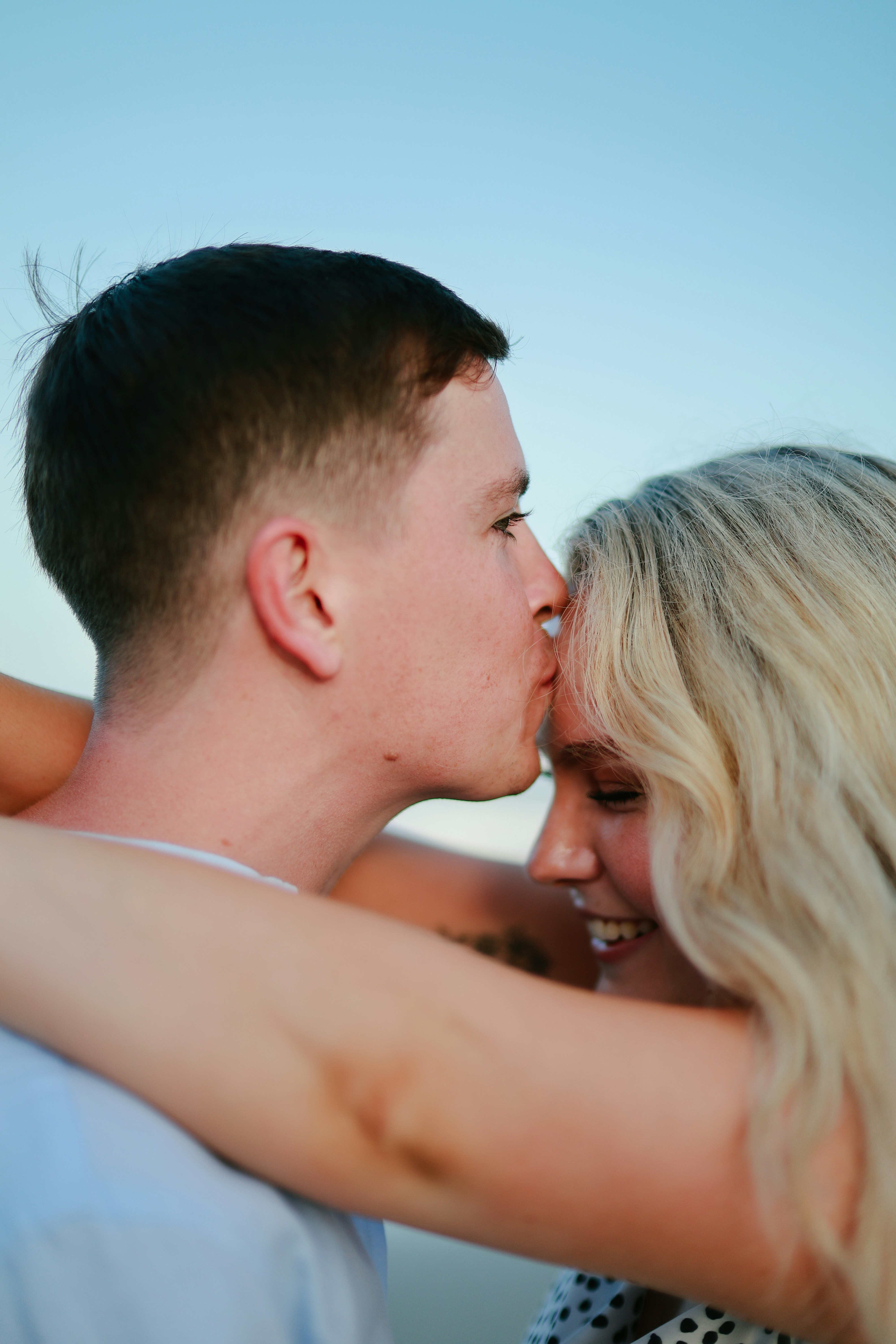 El beso en la frente: un símbolo de amor eterno, image size:3000x4500