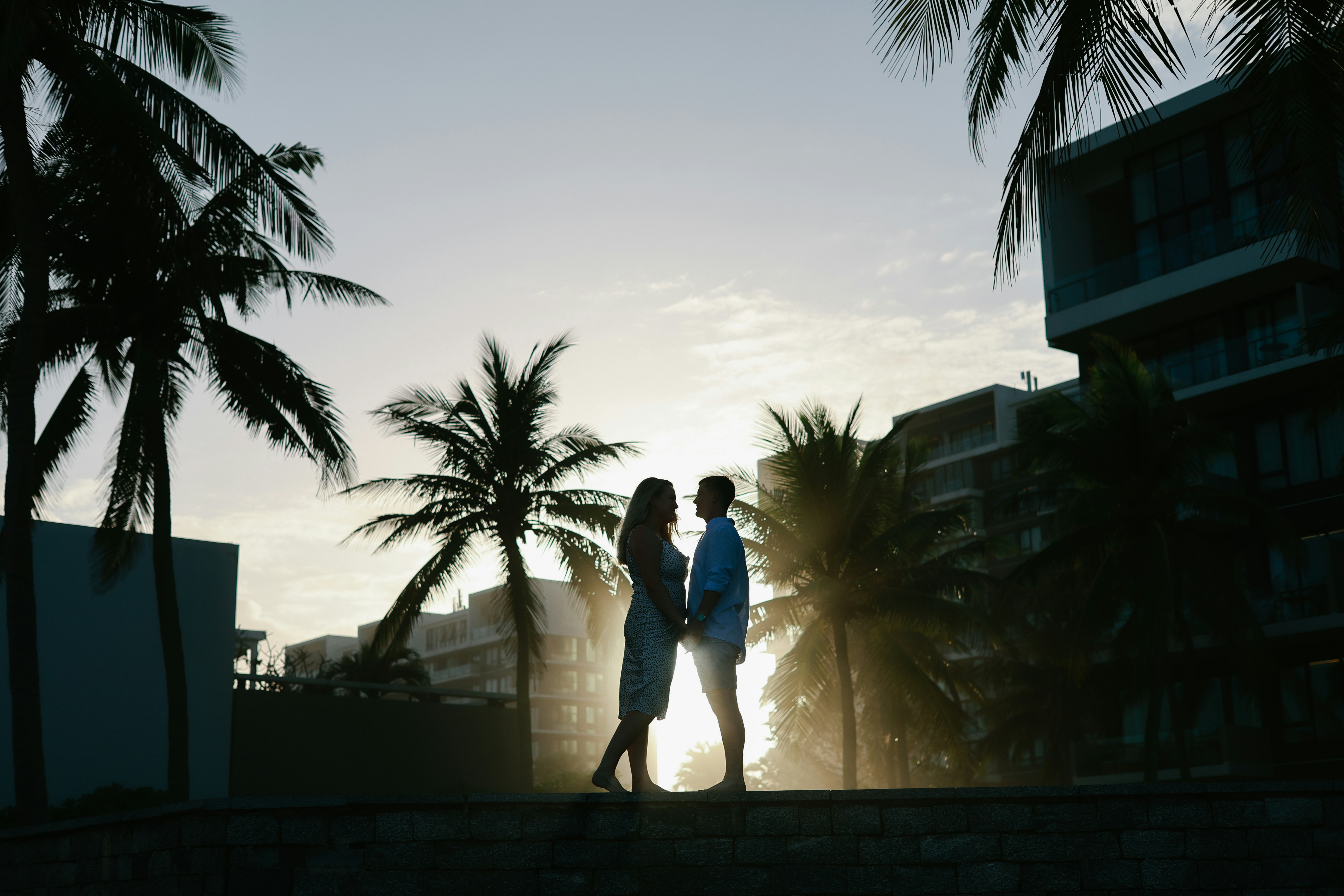 Tropical beach sunset couples, ilustrasi artikel Beyond the Aloha: Unforgettable Tropical Honeymoon Ideas 1