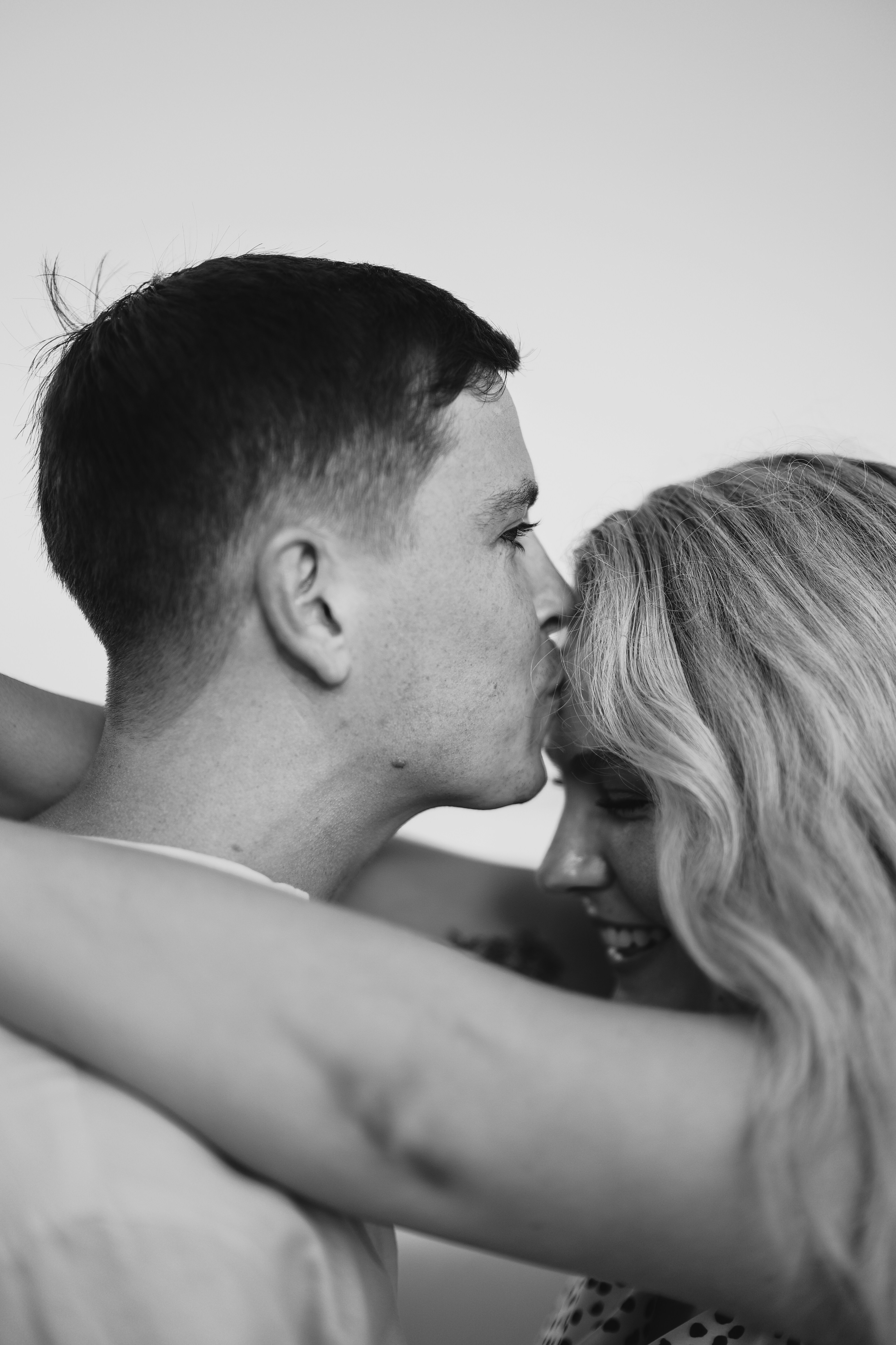 Letras de un Girasol - BESOS EN LA FRENTE Amo los besos en la frente, aún  más que los apasionados, o esos que se dan los enamorados. Los amo porque  son tiernos, image size:3000x4500