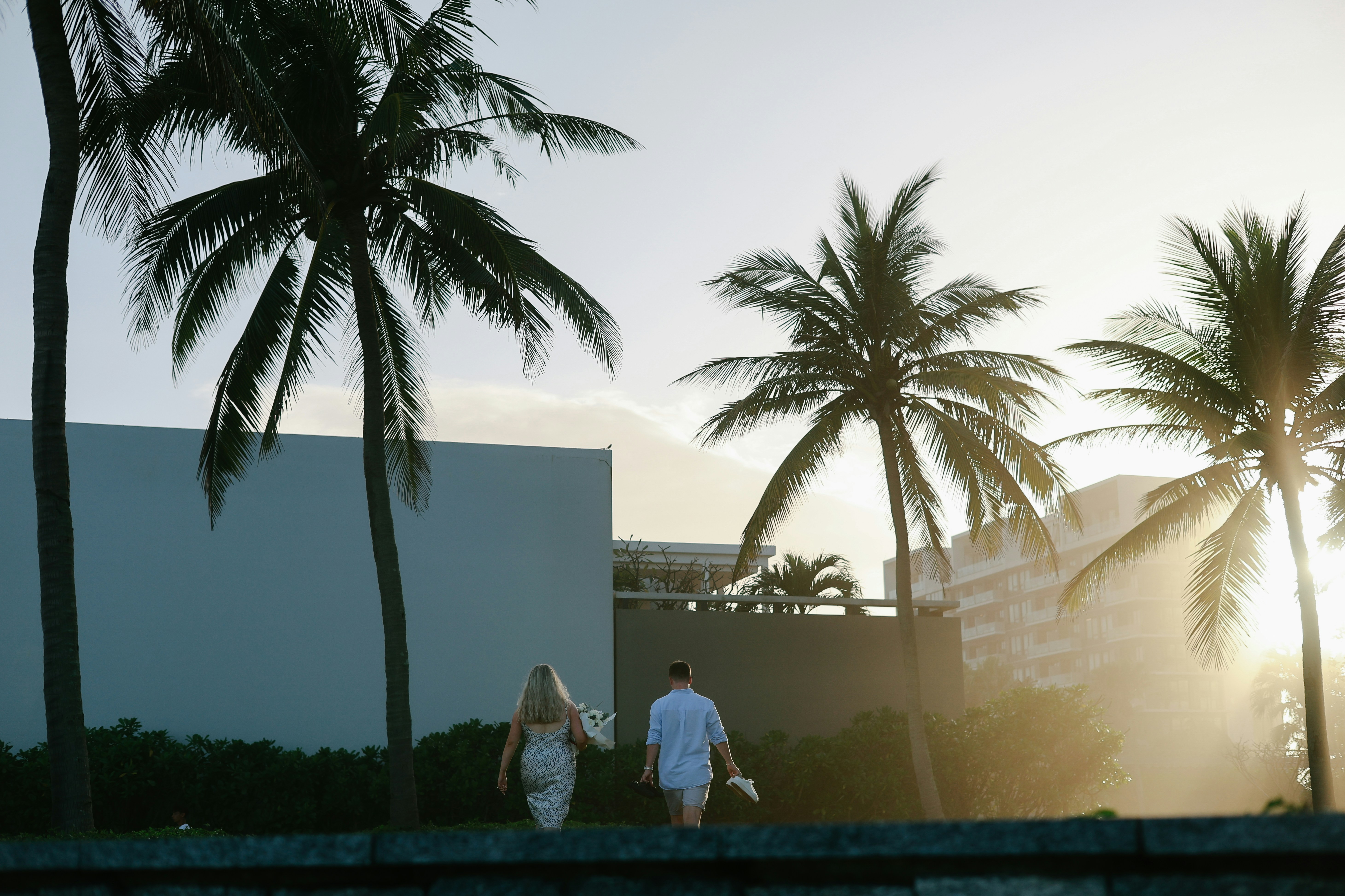 romantic getaway, tropical beach, cozy hotel, scenic landscape, ilustrasi artikel Minimoon vs. Honeymoon: Which is Right for You? 6