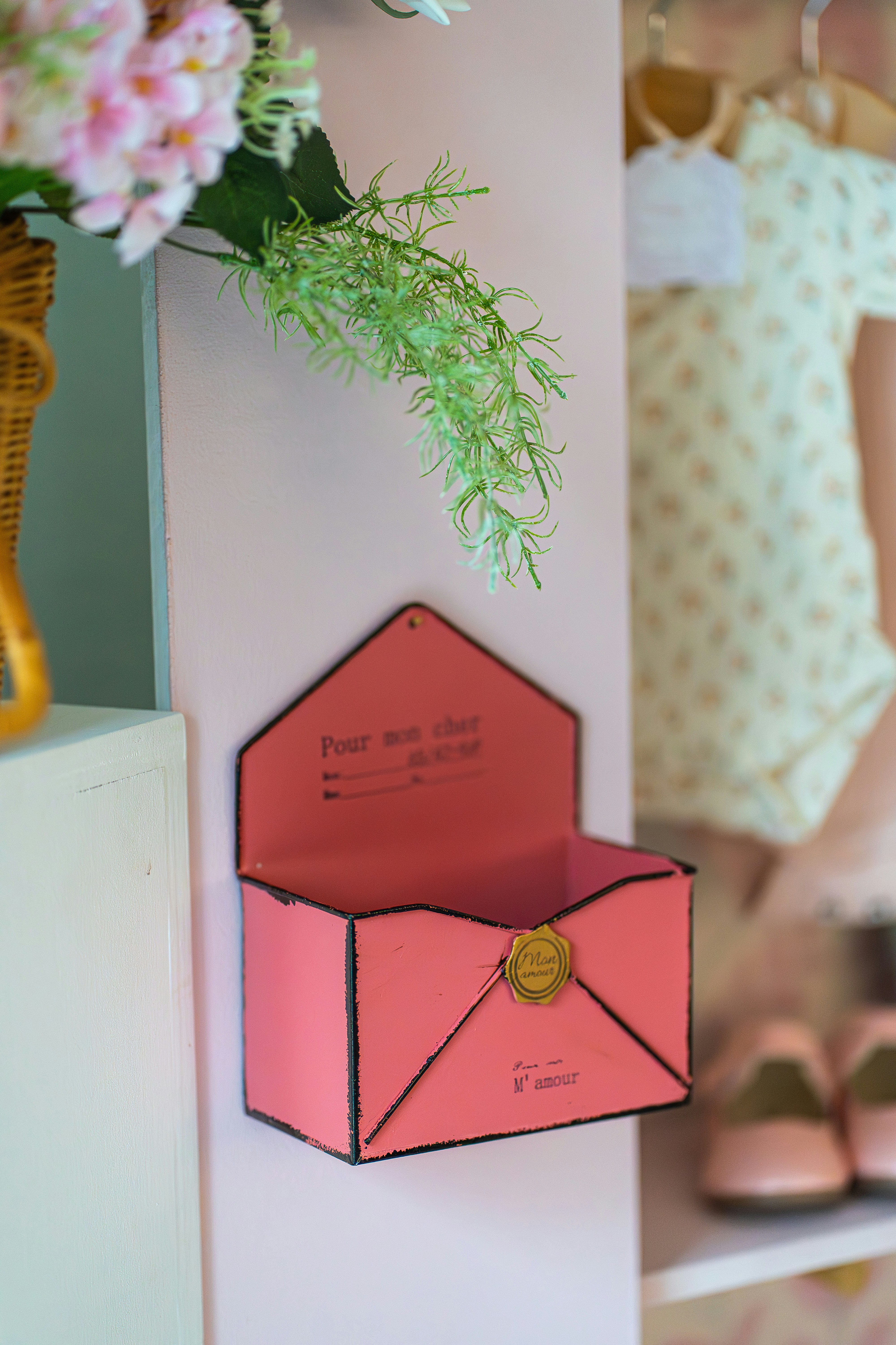 Organizador de pared rosa con forma de sobre con detalles florales