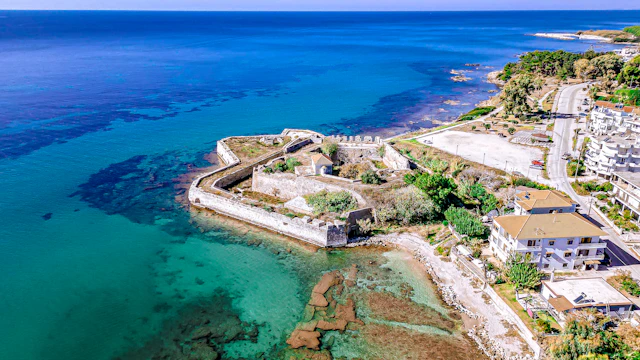 Costa griega y fortaleza junto al mar Jónico
