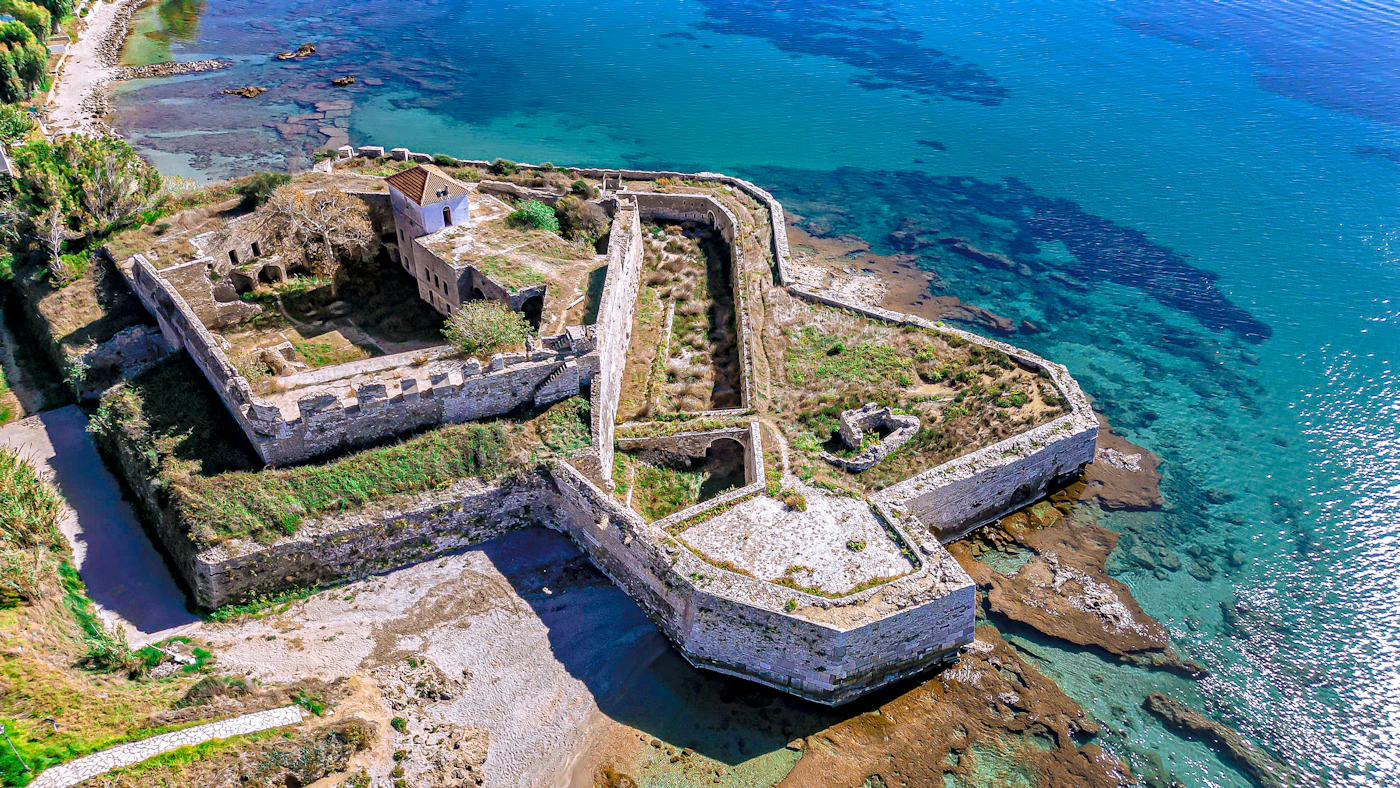 Das Fort Napoléon über der Bucht von Terre-de-Haut mit Kakteengarten
