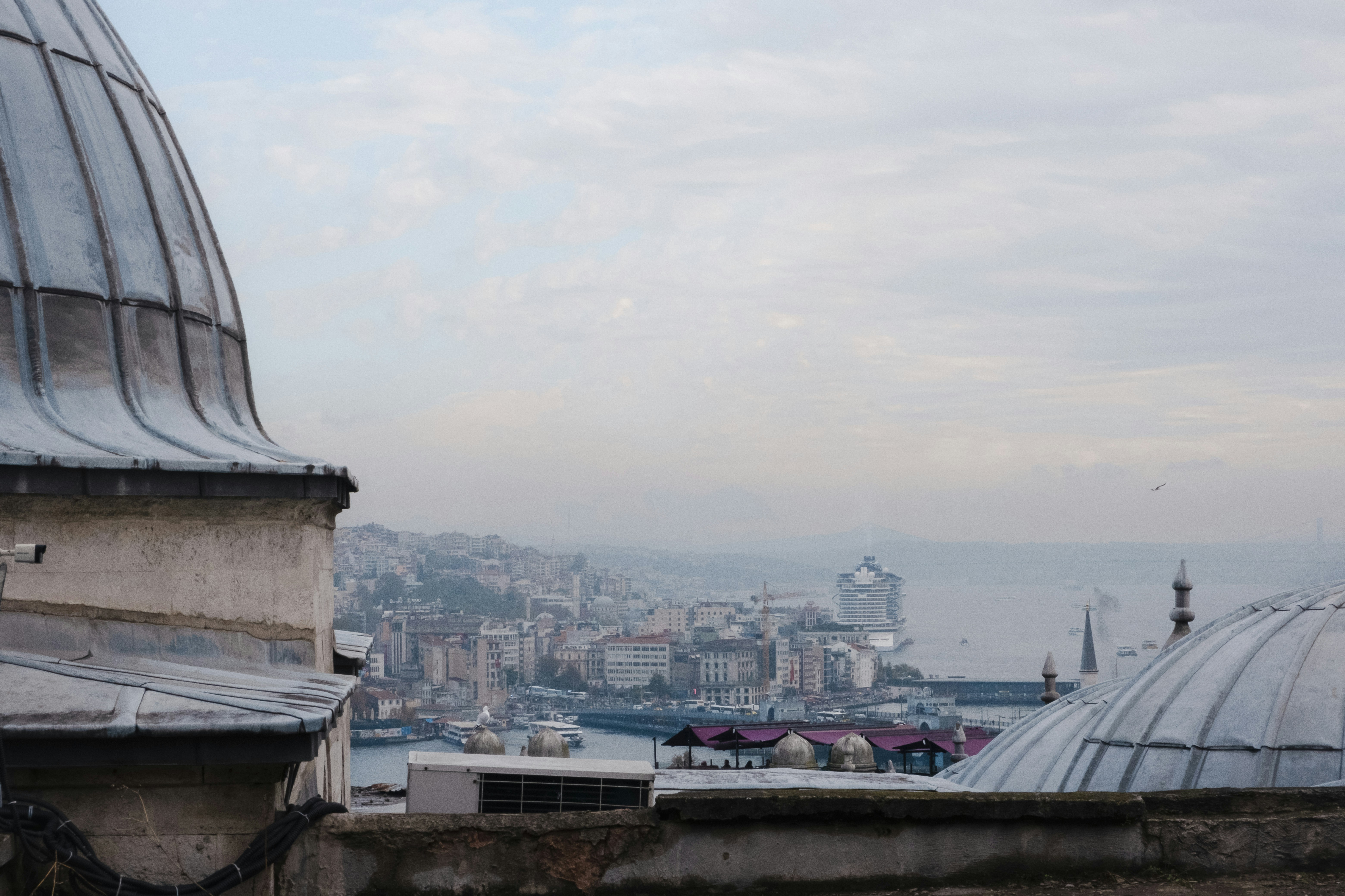 Cupolazioni e paesaggio urbano che si affacciano sul mare