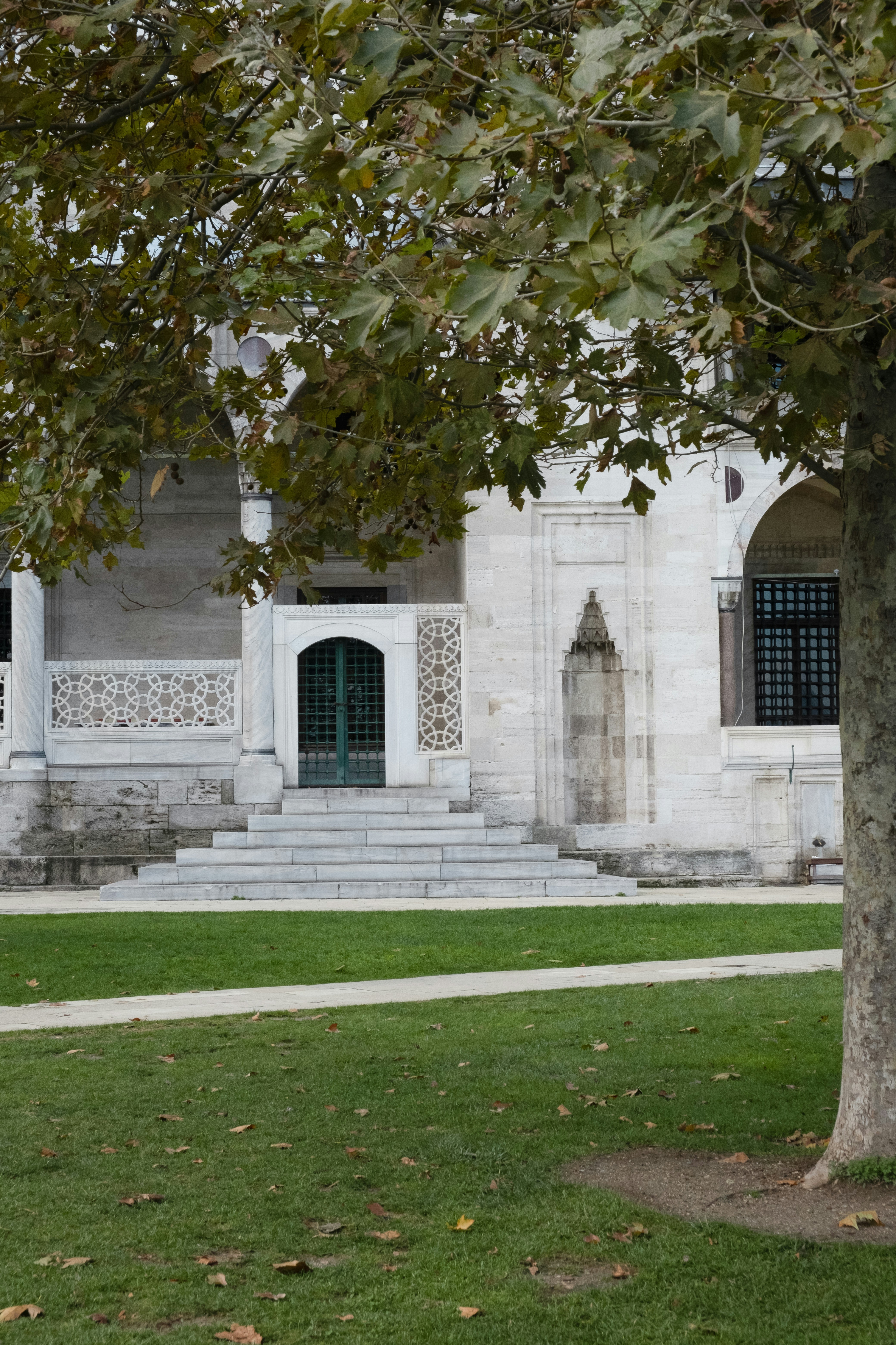 Ingresso ornato con porta verde e scale