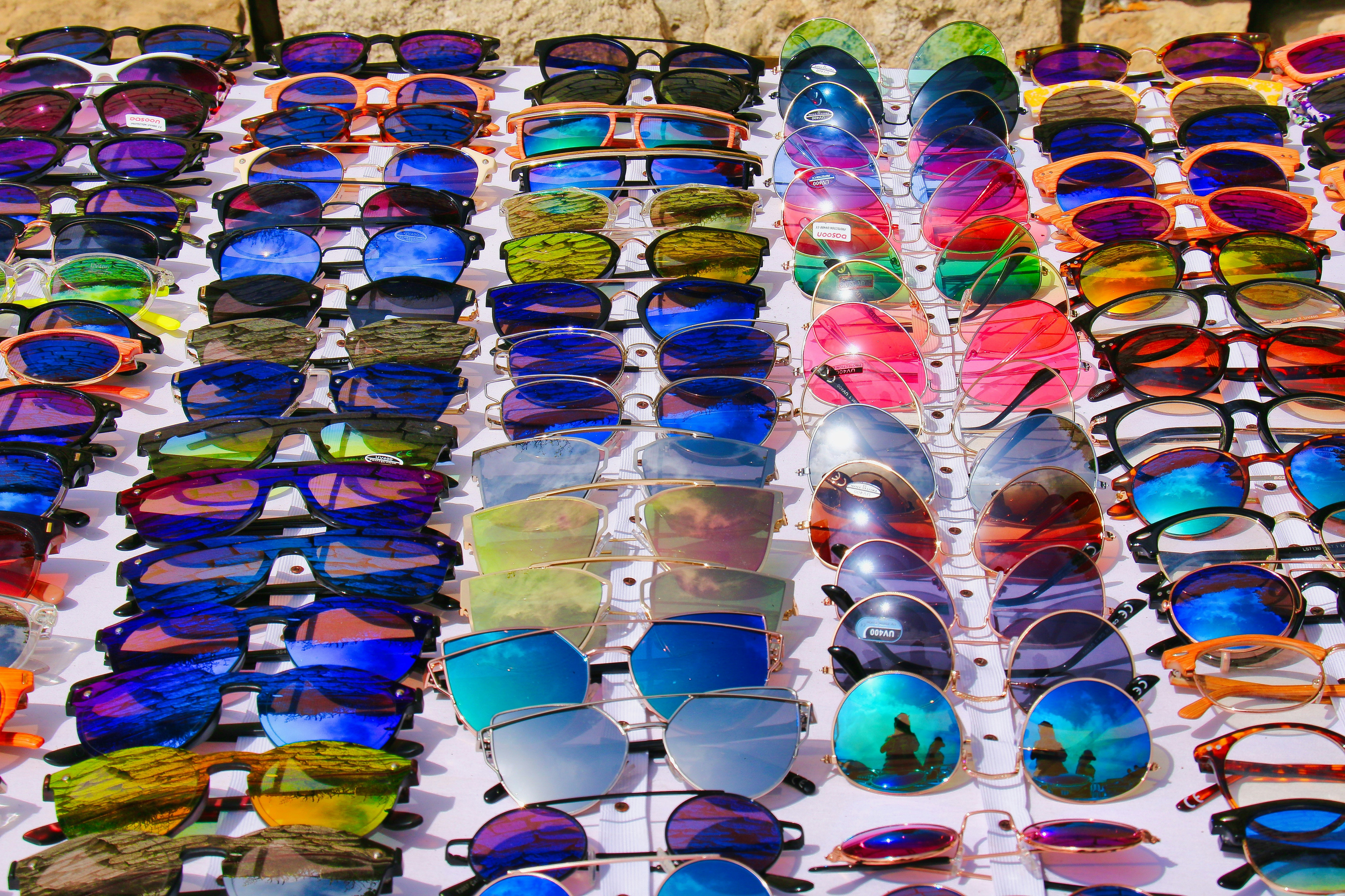 Reihen bunter Sonnenbrillen zum Verkauf ausgestellt.