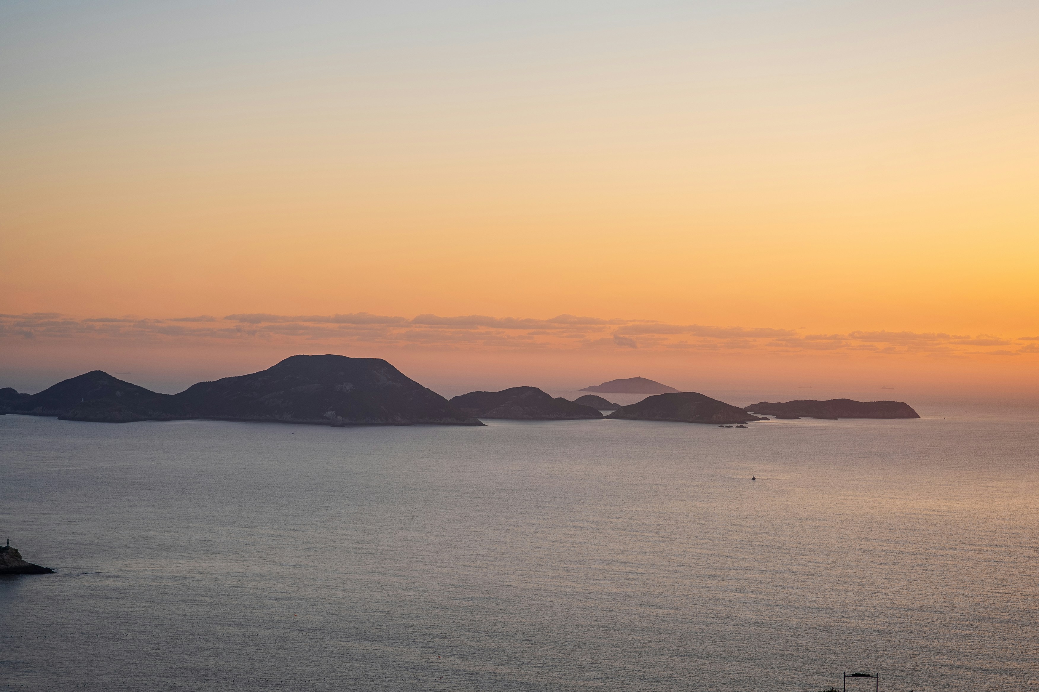 Inseln im Ozean bei Sonnenuntergang