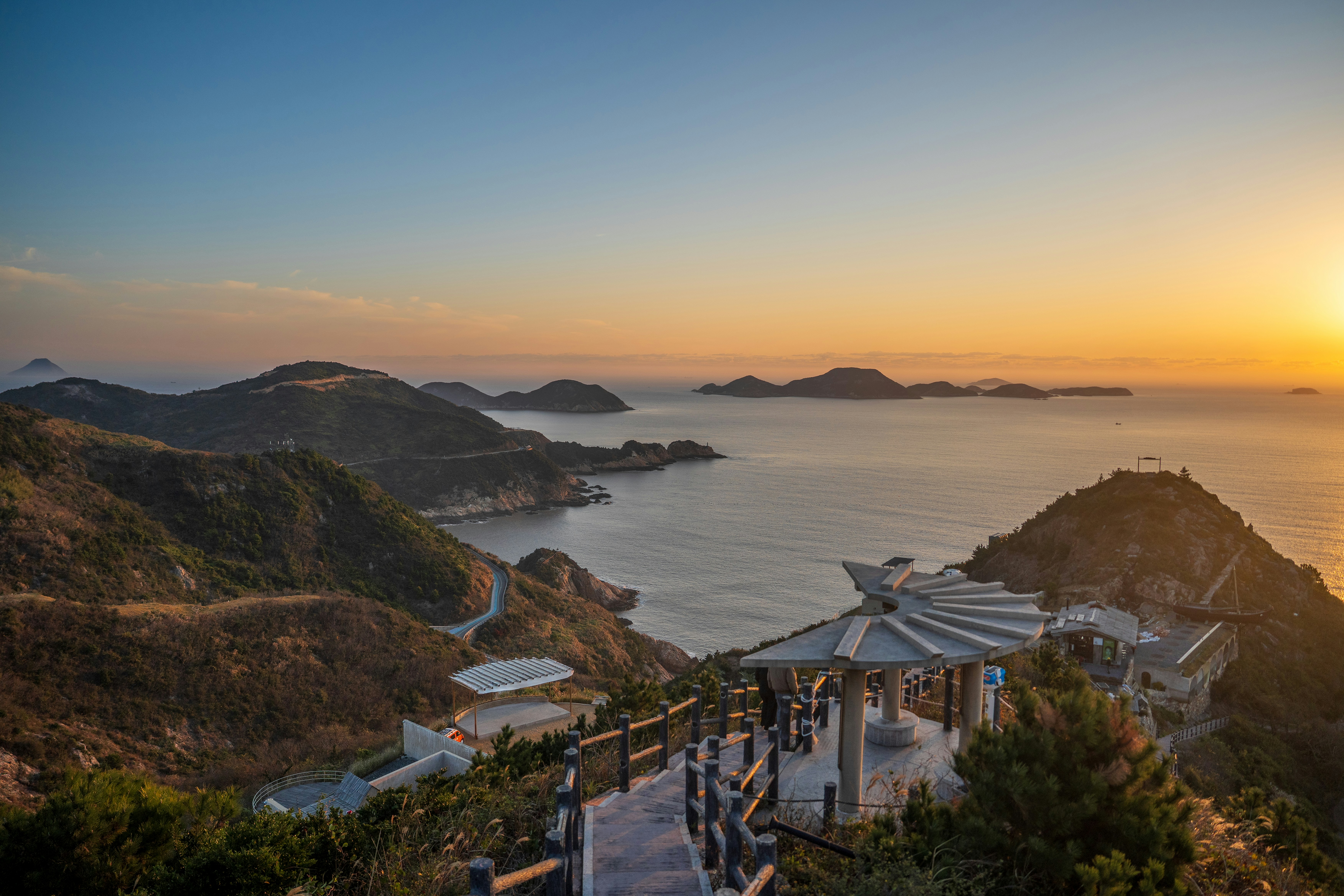 Malerische Küstenansicht mit Inseln bei Sonnenuntergang.