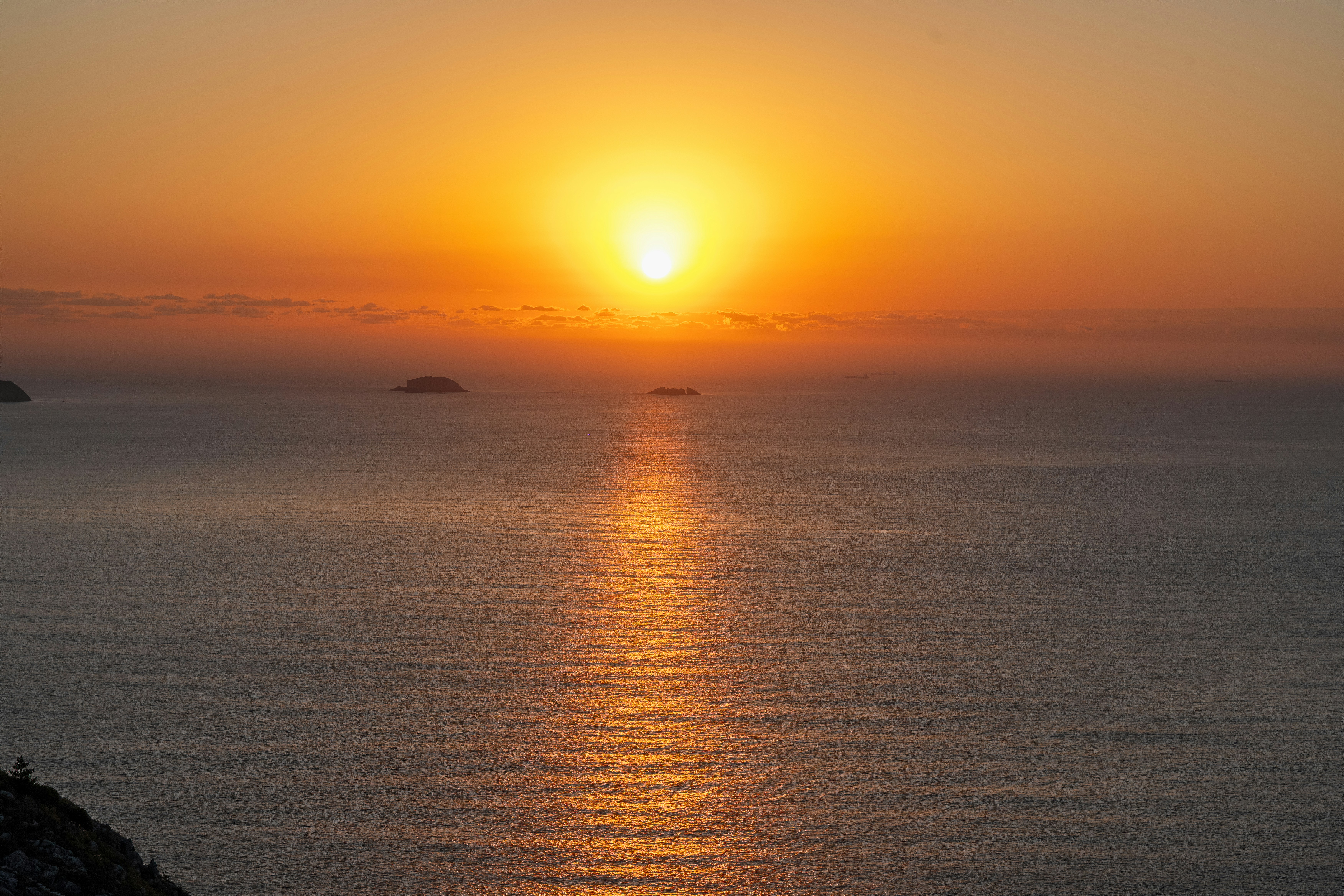 Goldene Sonne geht über dem ruhigen Ozean unter.