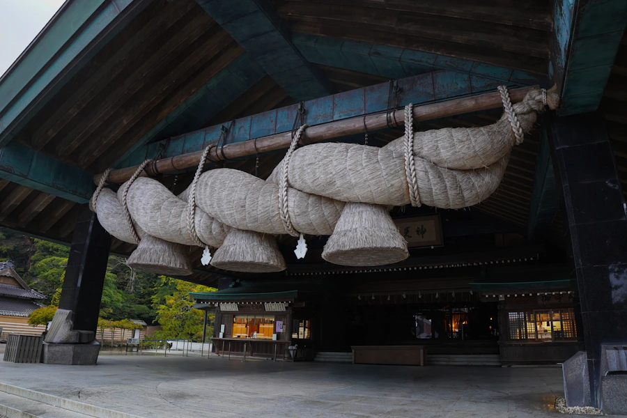 出雲大社・神楽殿のしめ縄 — 竹内まりやとOmoinotakeを生んだ島根