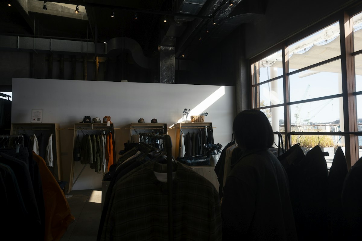 Interior de loja de roupas com araras organizadas