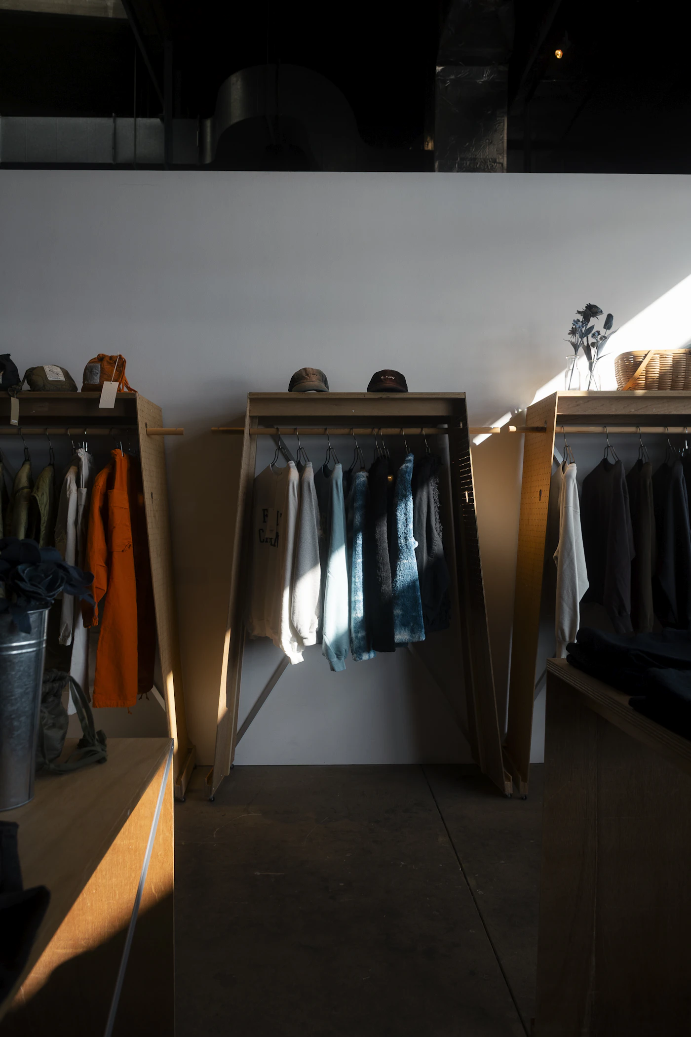 Loja de roupas com peças organizadas em araras