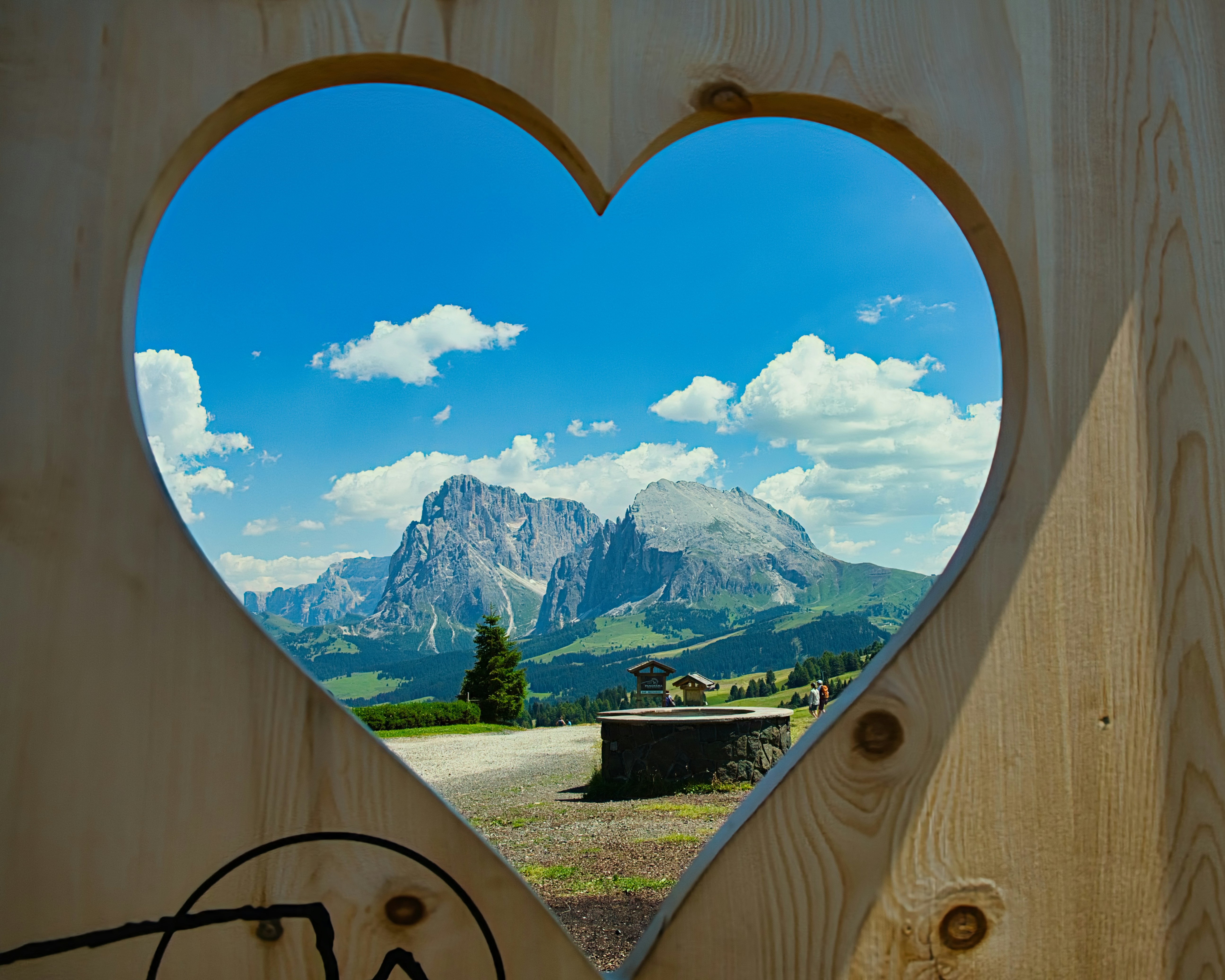 Mountain landscape viewed through a wooden heart shape. 풍경 사진