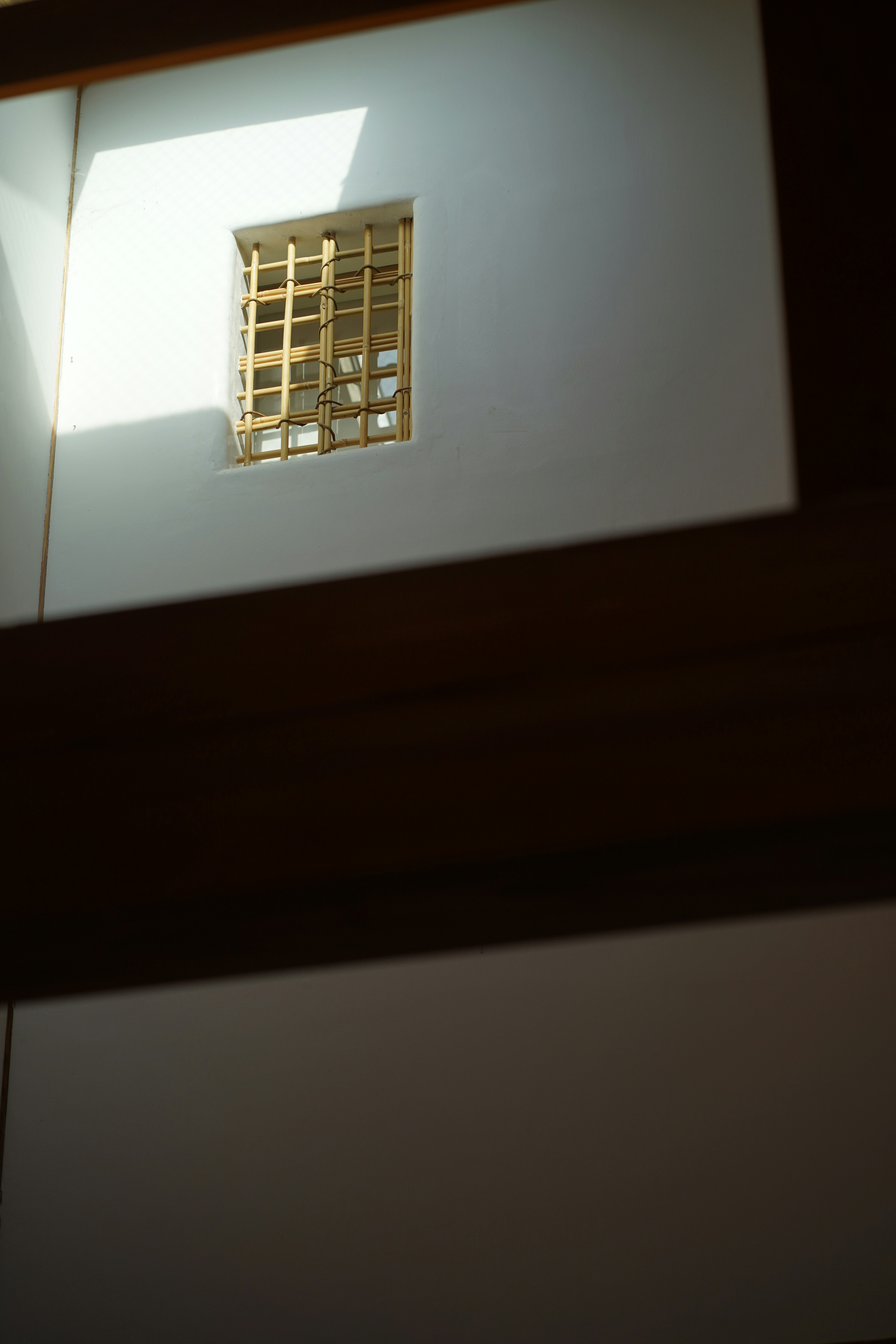 wooden beams interior house, ilustrasi artikel Mastering the Art: A Deep Dive into Vintage Craftsman Style 7