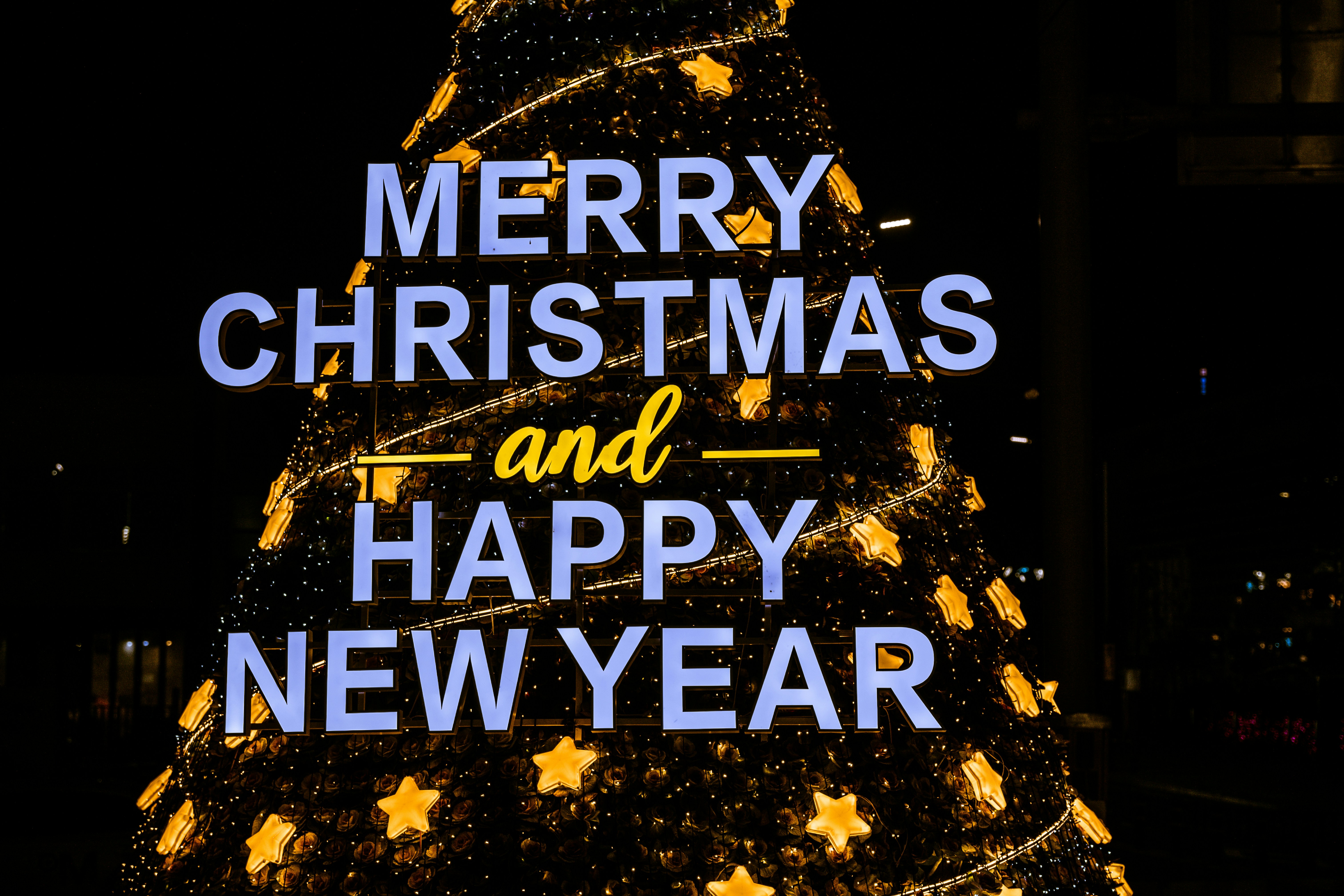 Joyeux Noël et joyeux Nouvel An sapin illuminé