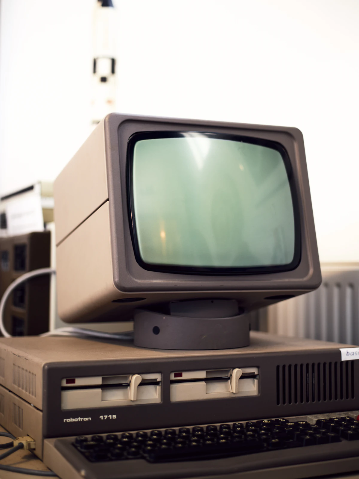 Starý zaprášený CRT monitor jako symbol zastaralého webu firmy