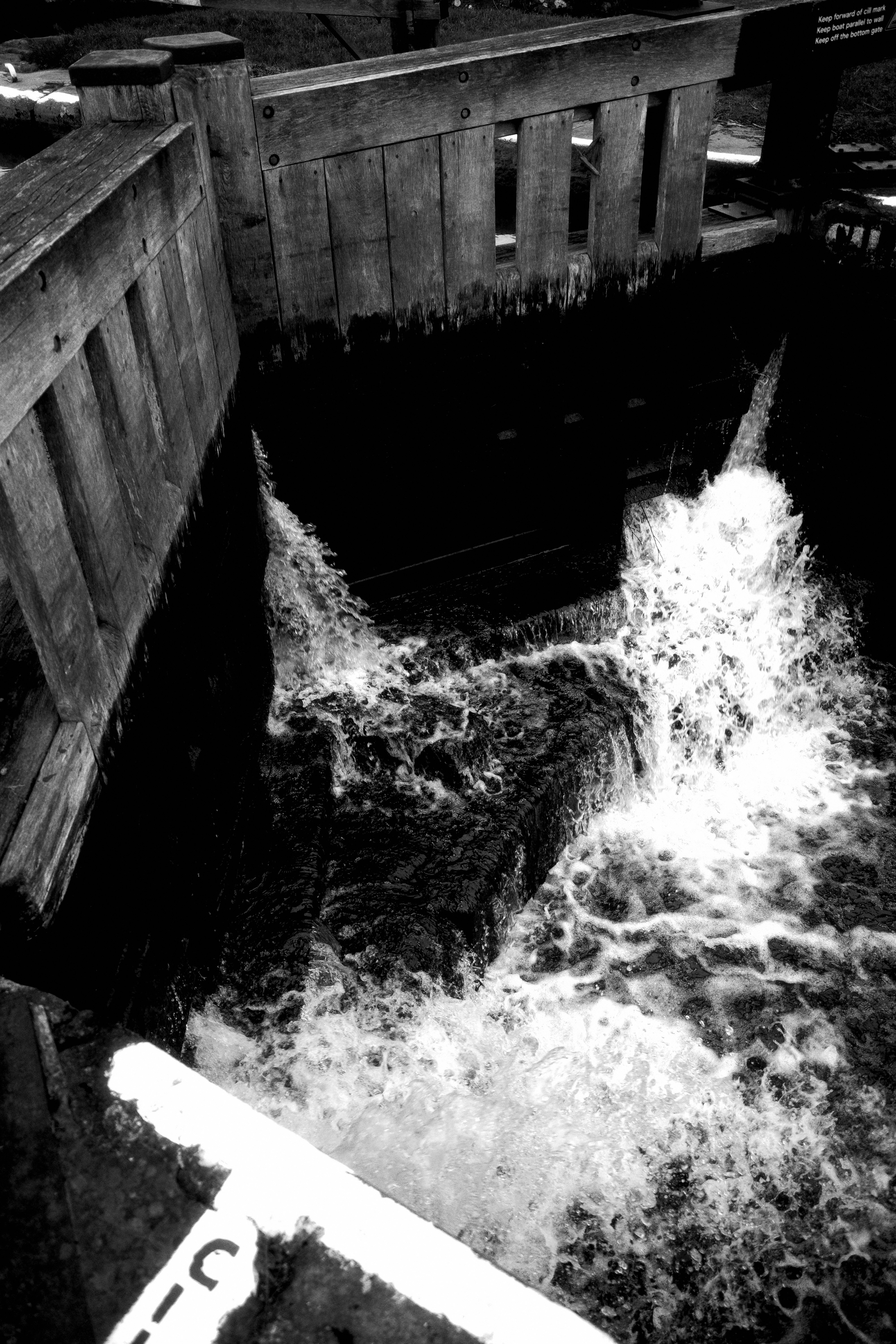 El agua fluye a través de estructuras de hormigón con espuma blanca.