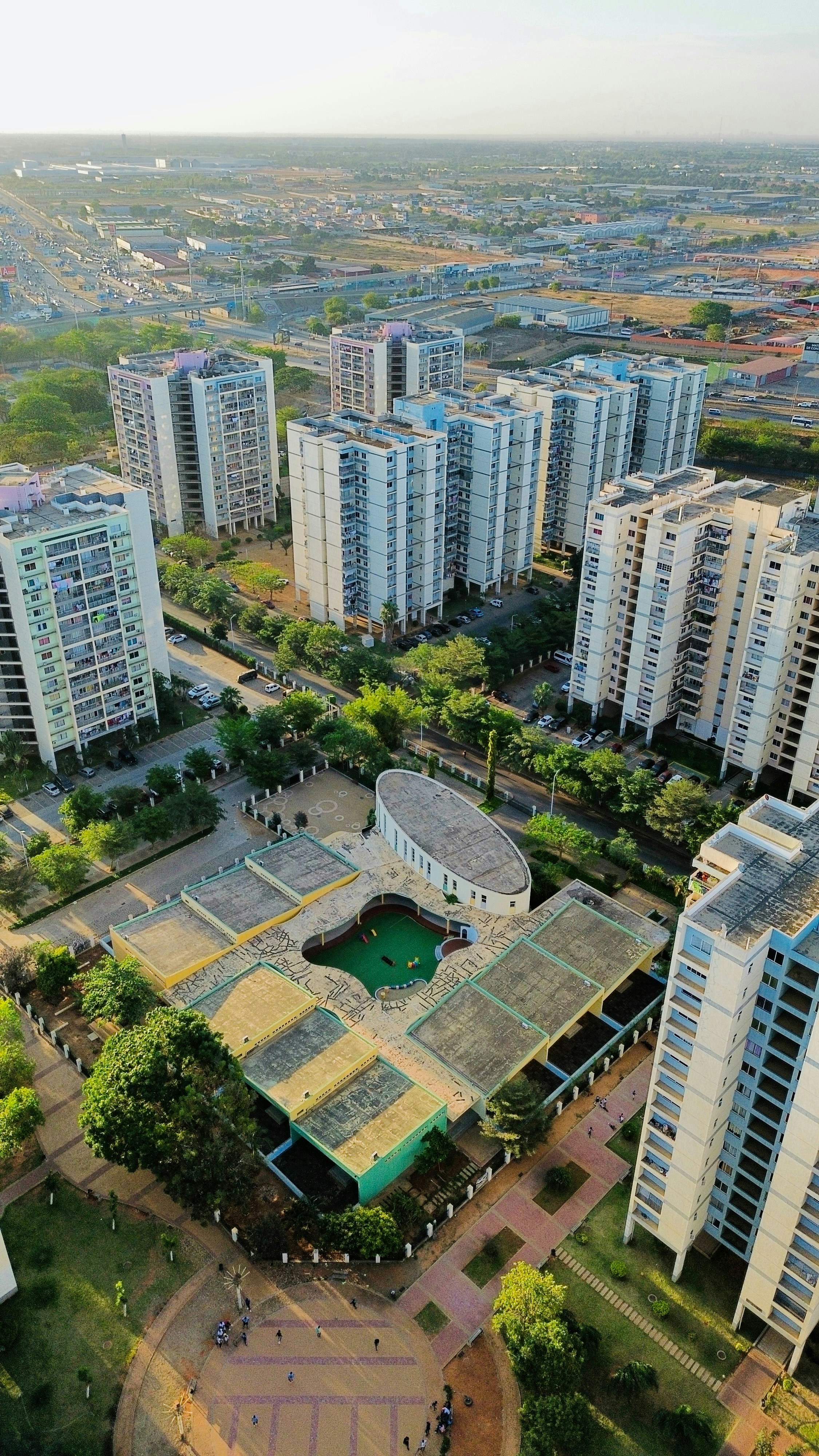 Vista aérea de edificios de apartamentos y un complejo escolar.