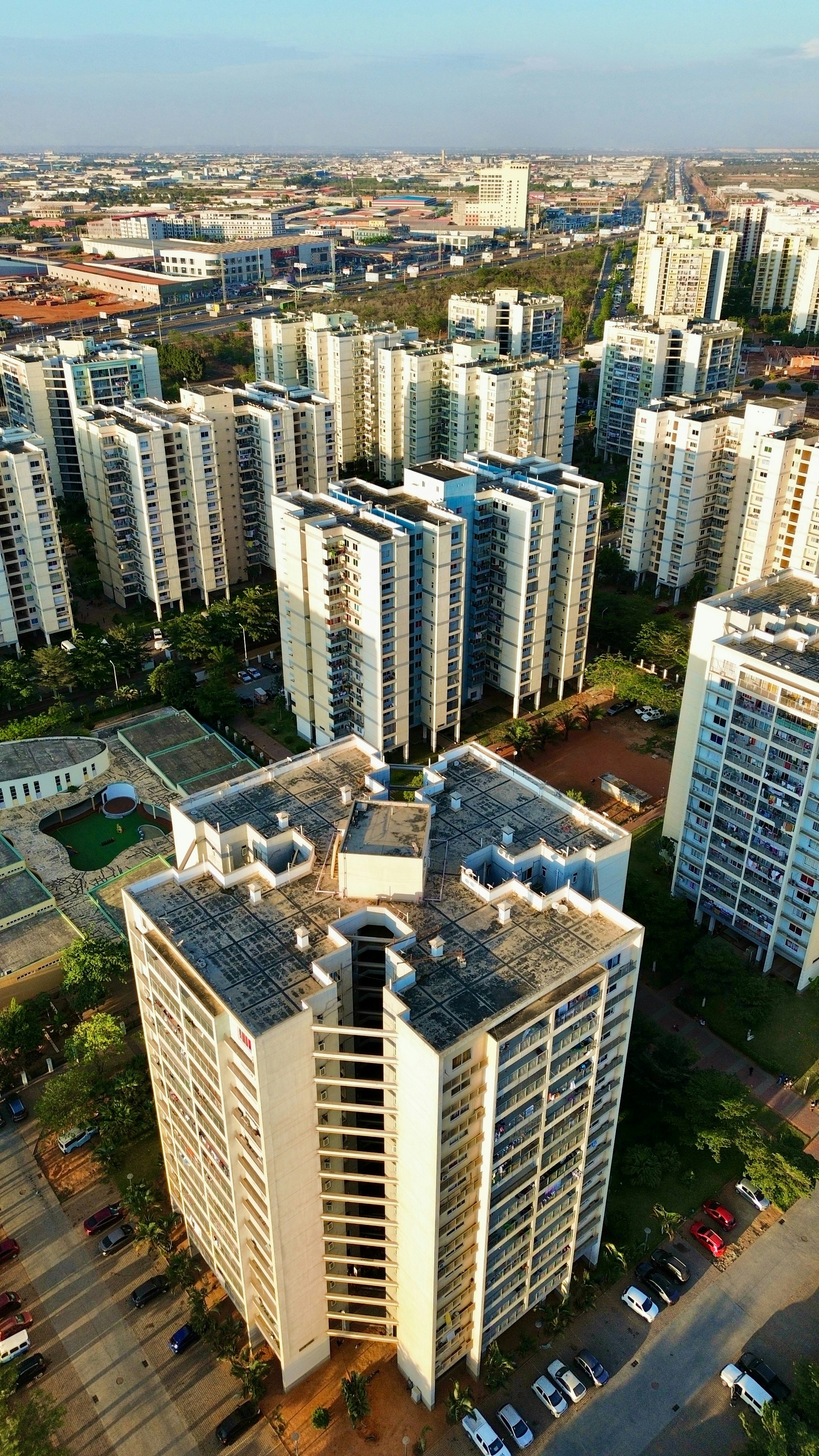 Vista aérea de edificios de apartamentos en una ciudad.