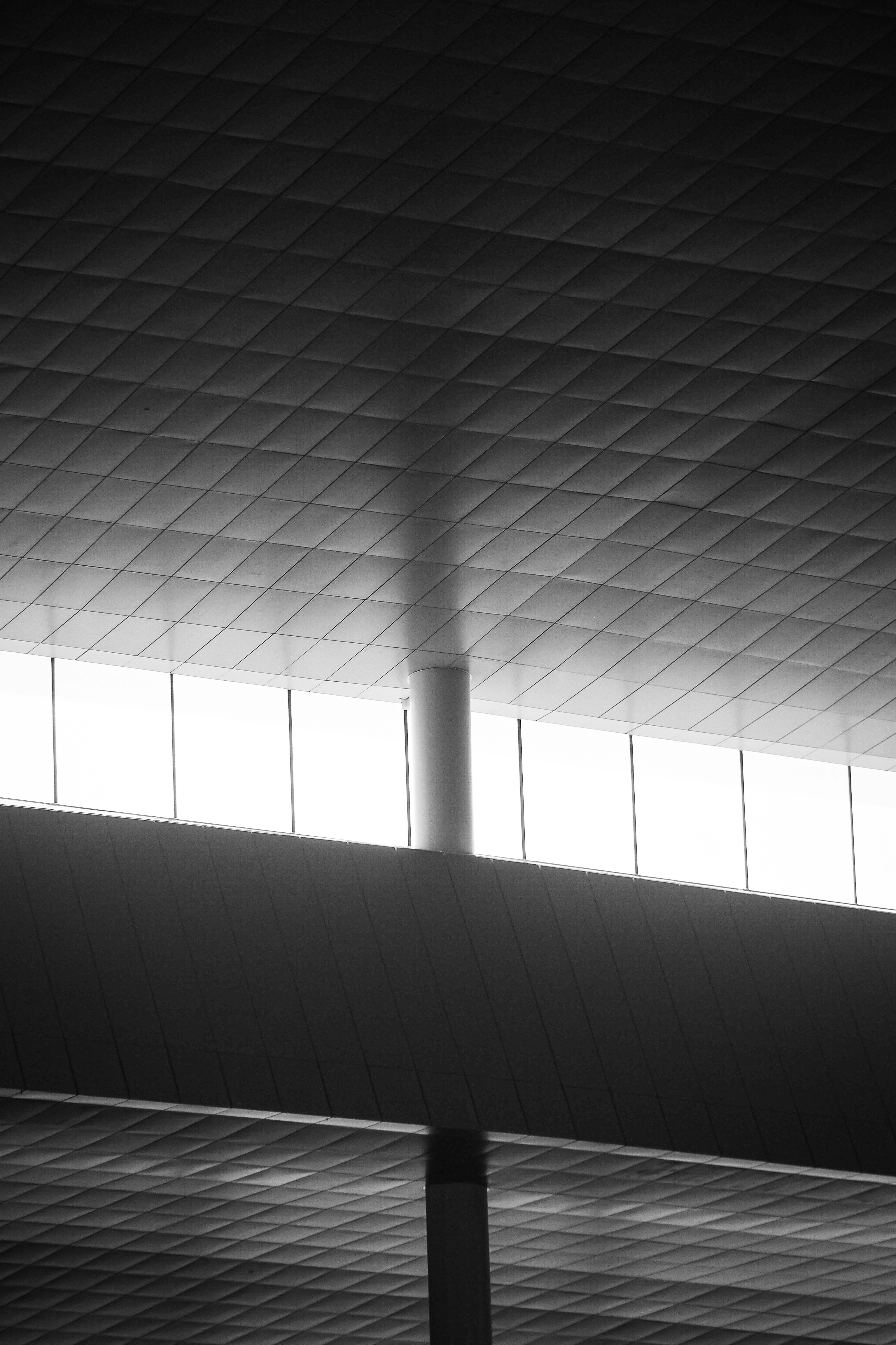 幾何学的な天井と窓を持つモダン建築。