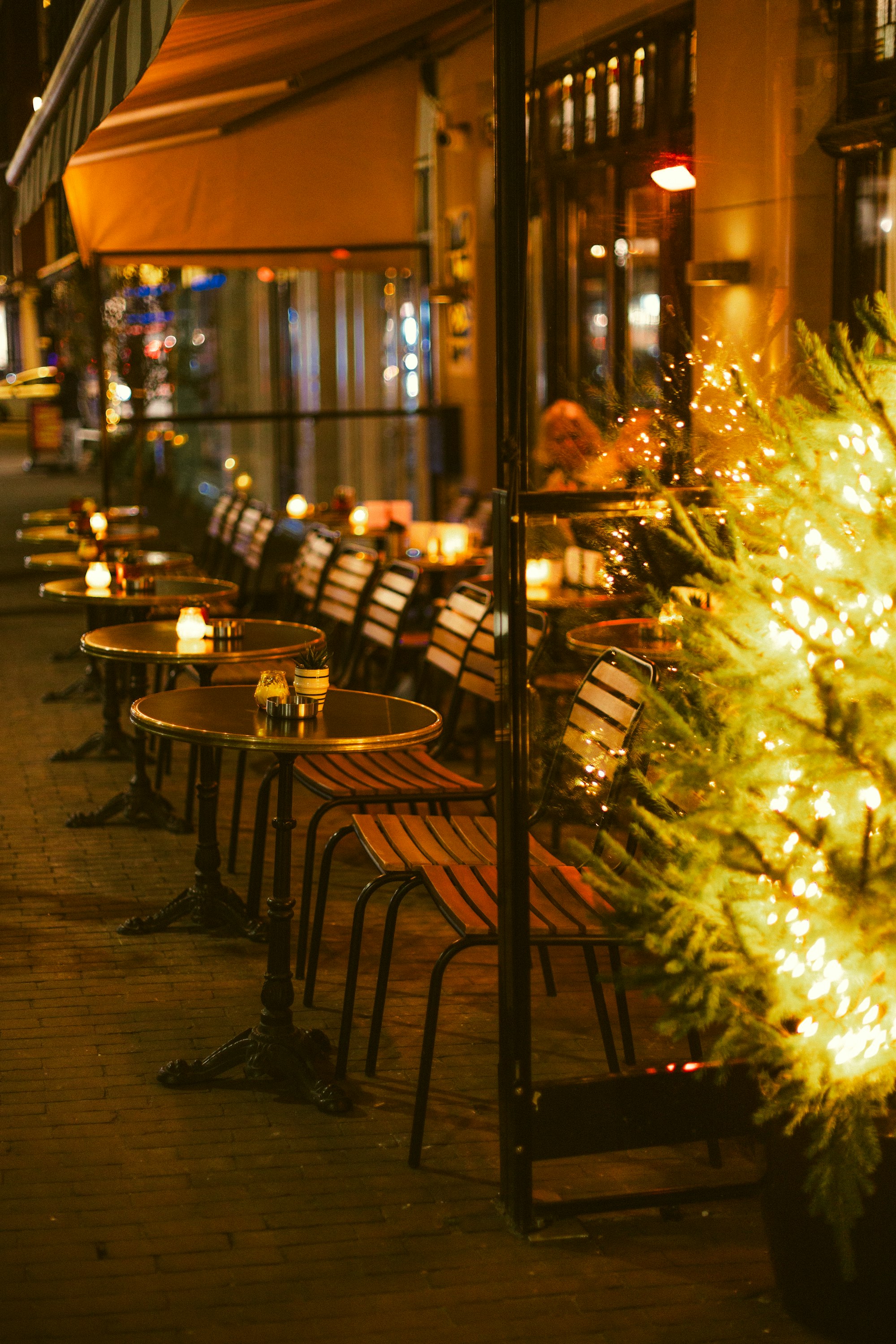 Sfeervol restaurant interieur met gedekte tafels
