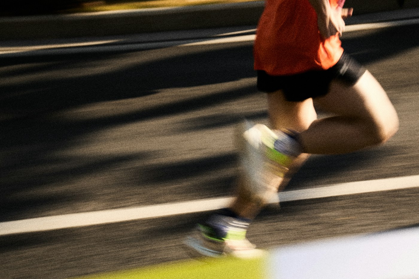 道路を走るランナー