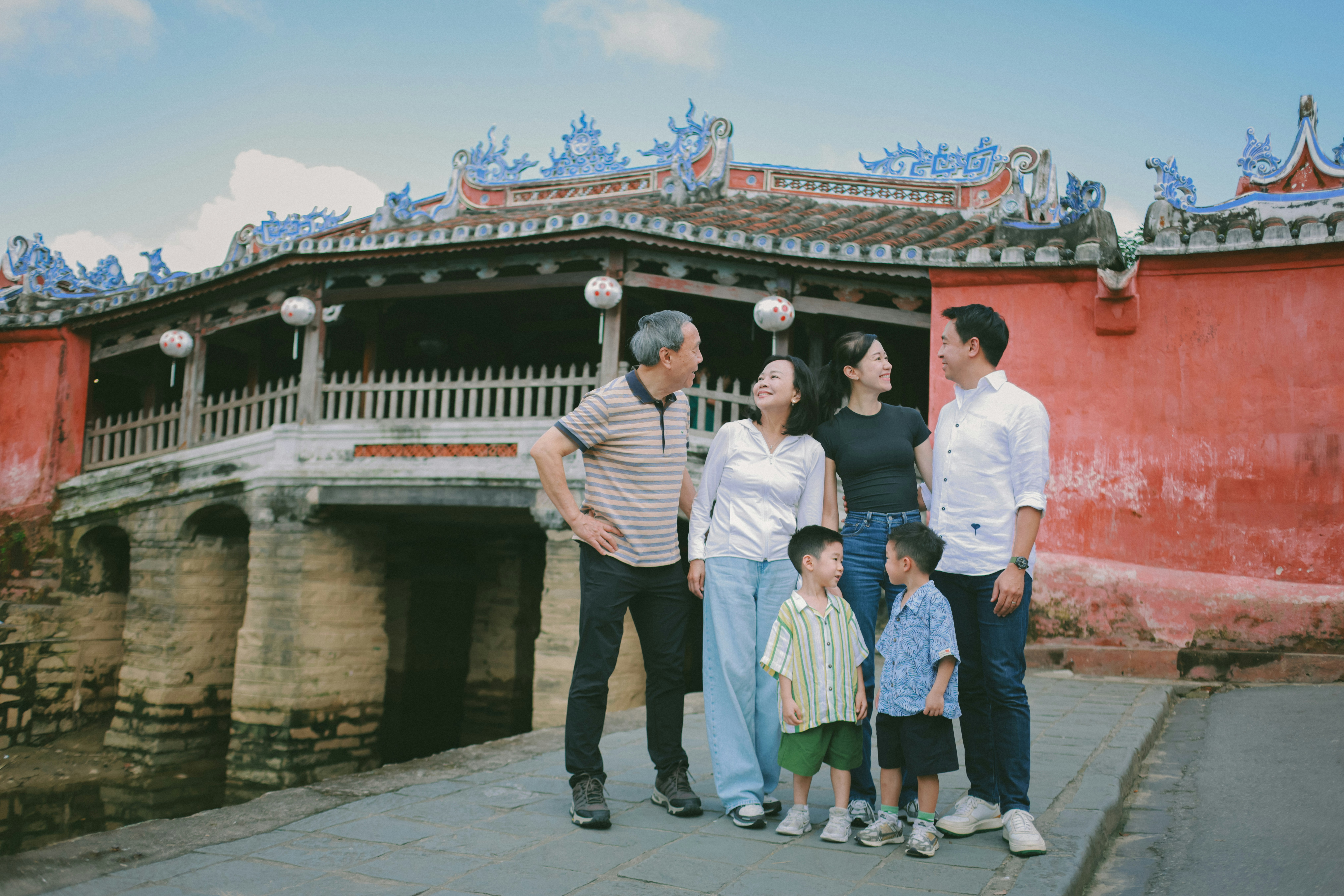 Famiglia che posa davanti a un edificio storico