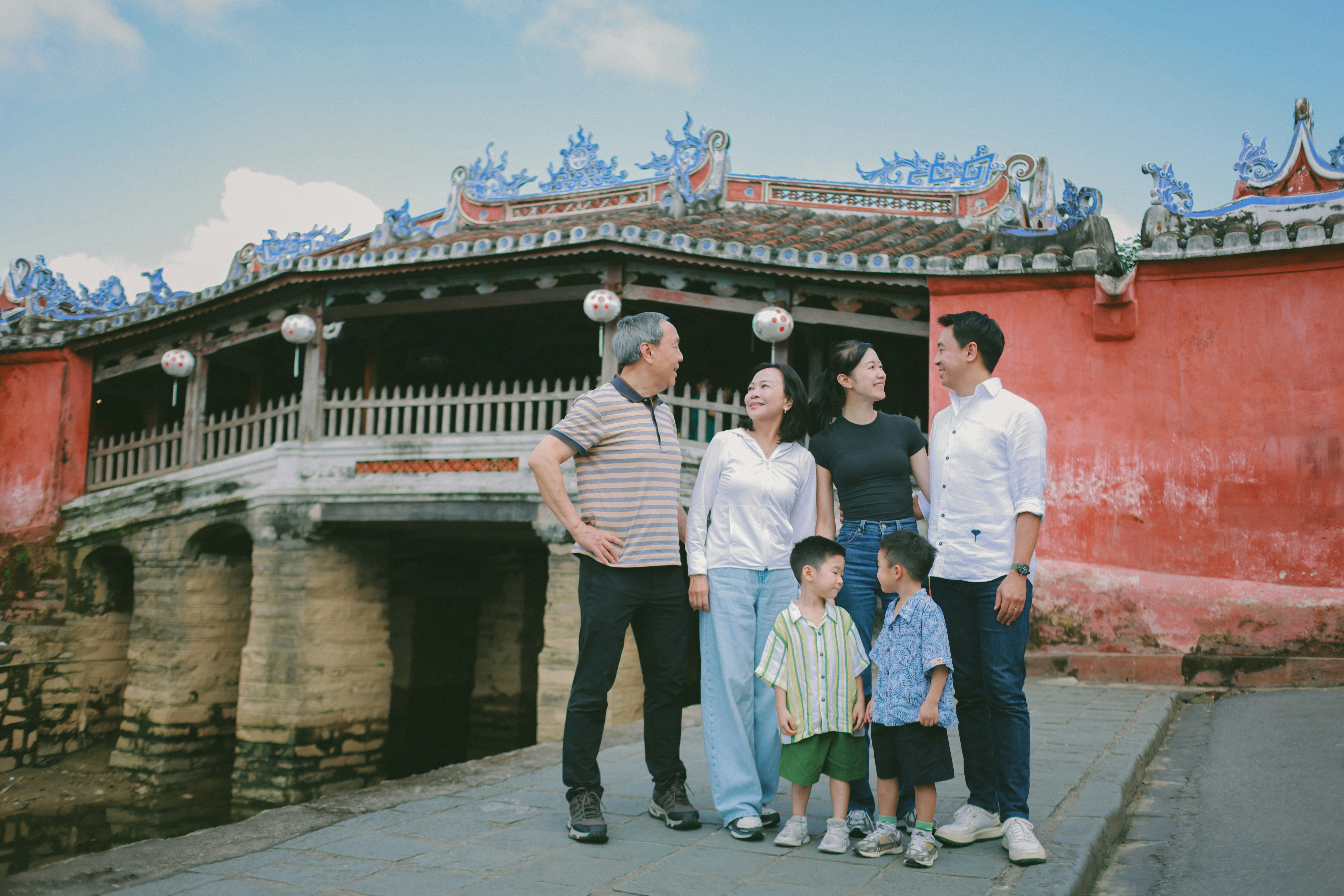 Famiglia posa davanti a un ponte storico