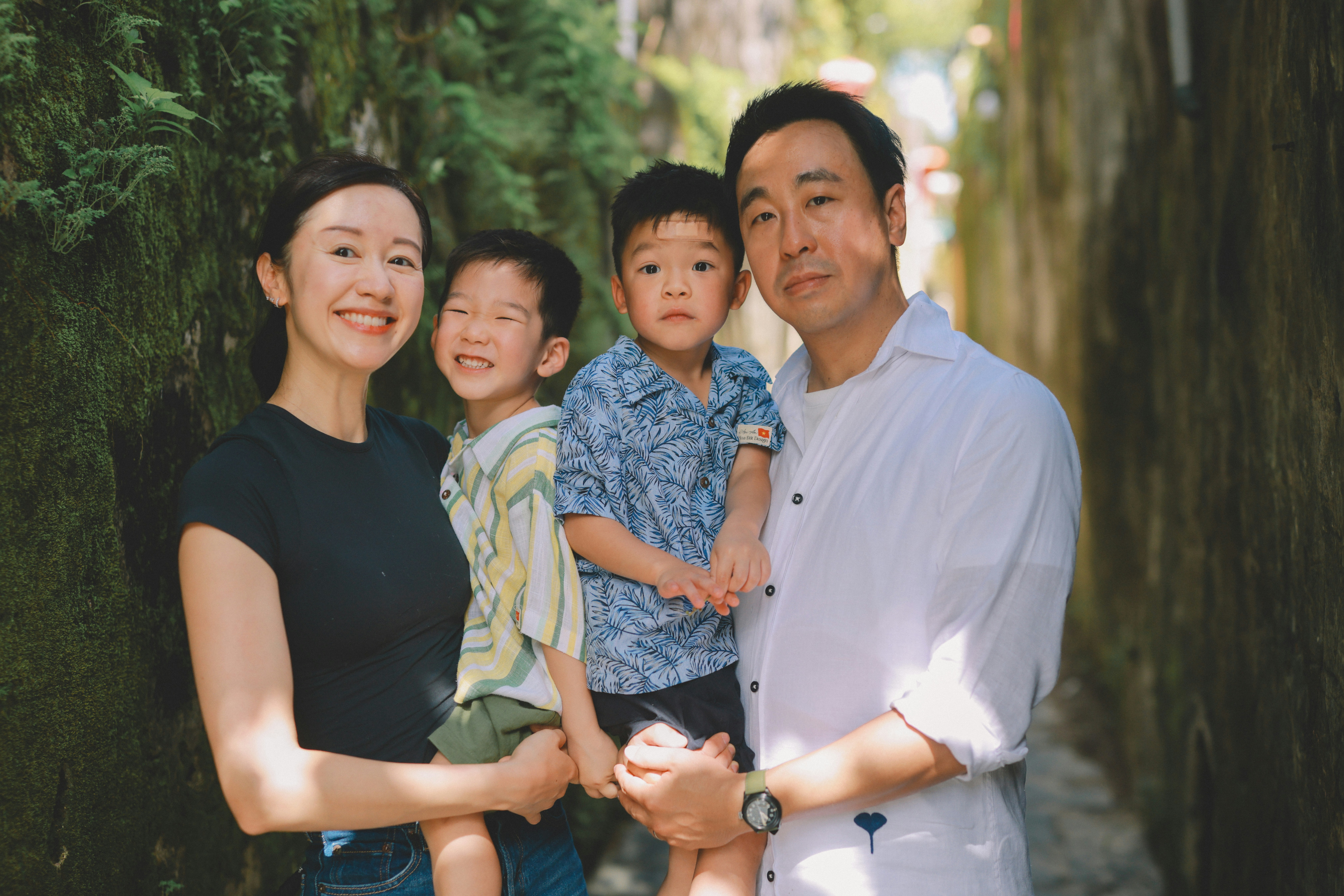 Una famiglia di quattro persone che posa per una foto all'aperto.