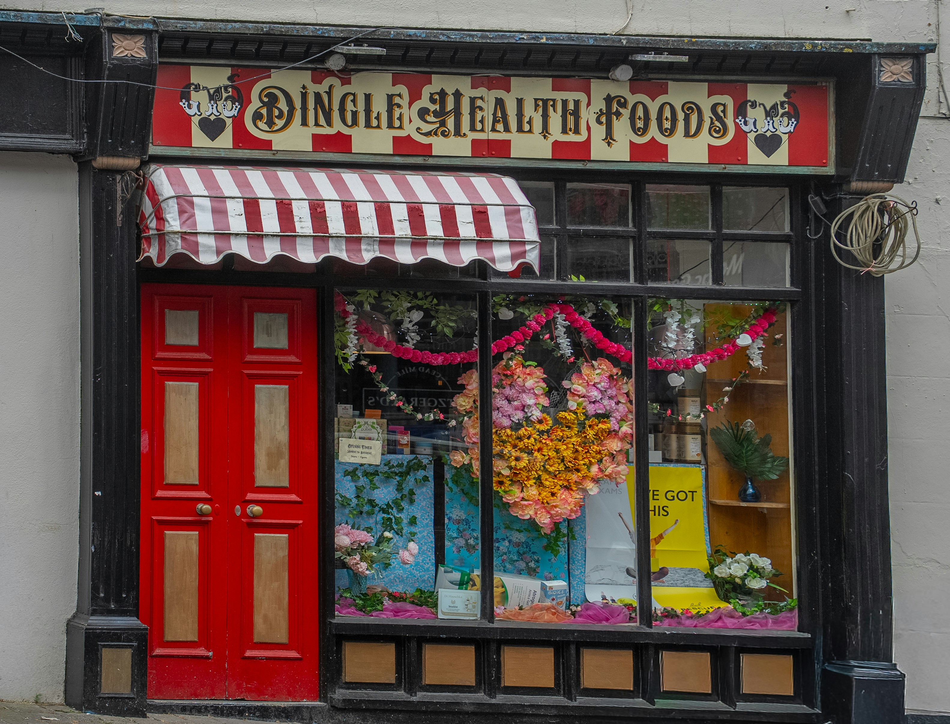 Un negozio di alimenti salutari con porte rosse.