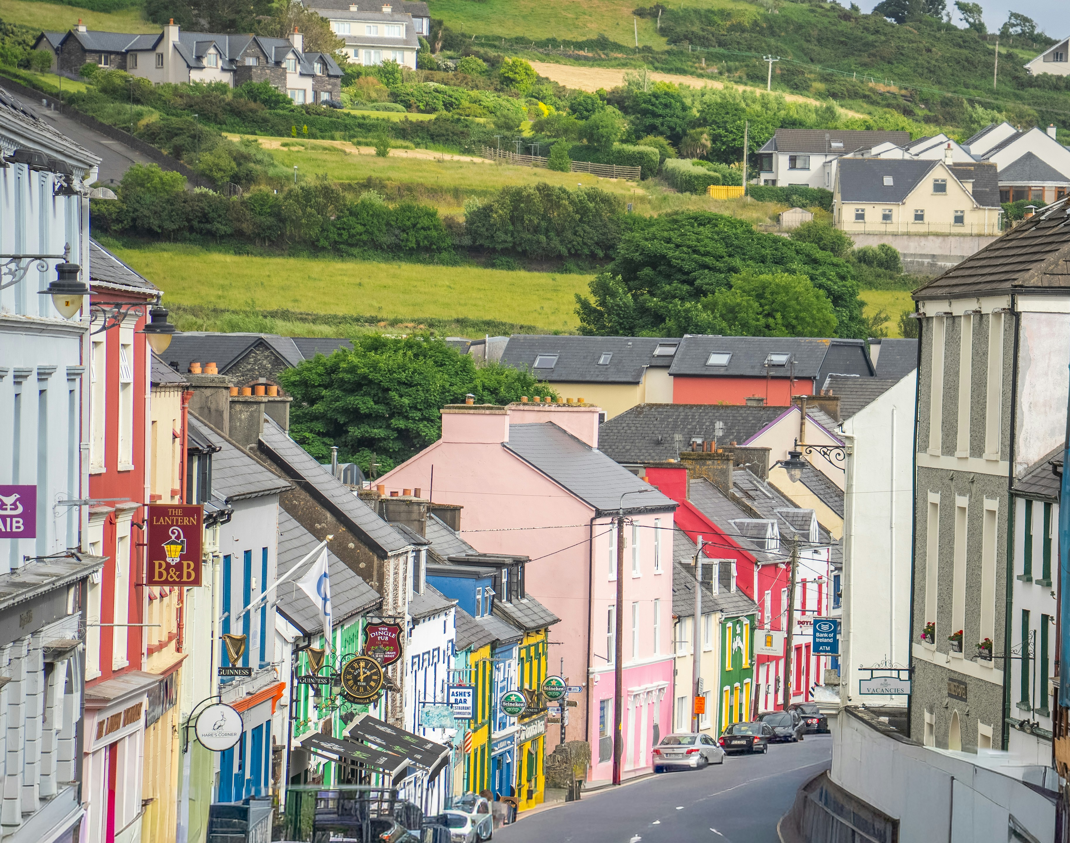 Edifici colorati fiancheggiano una strada in una città costiera.