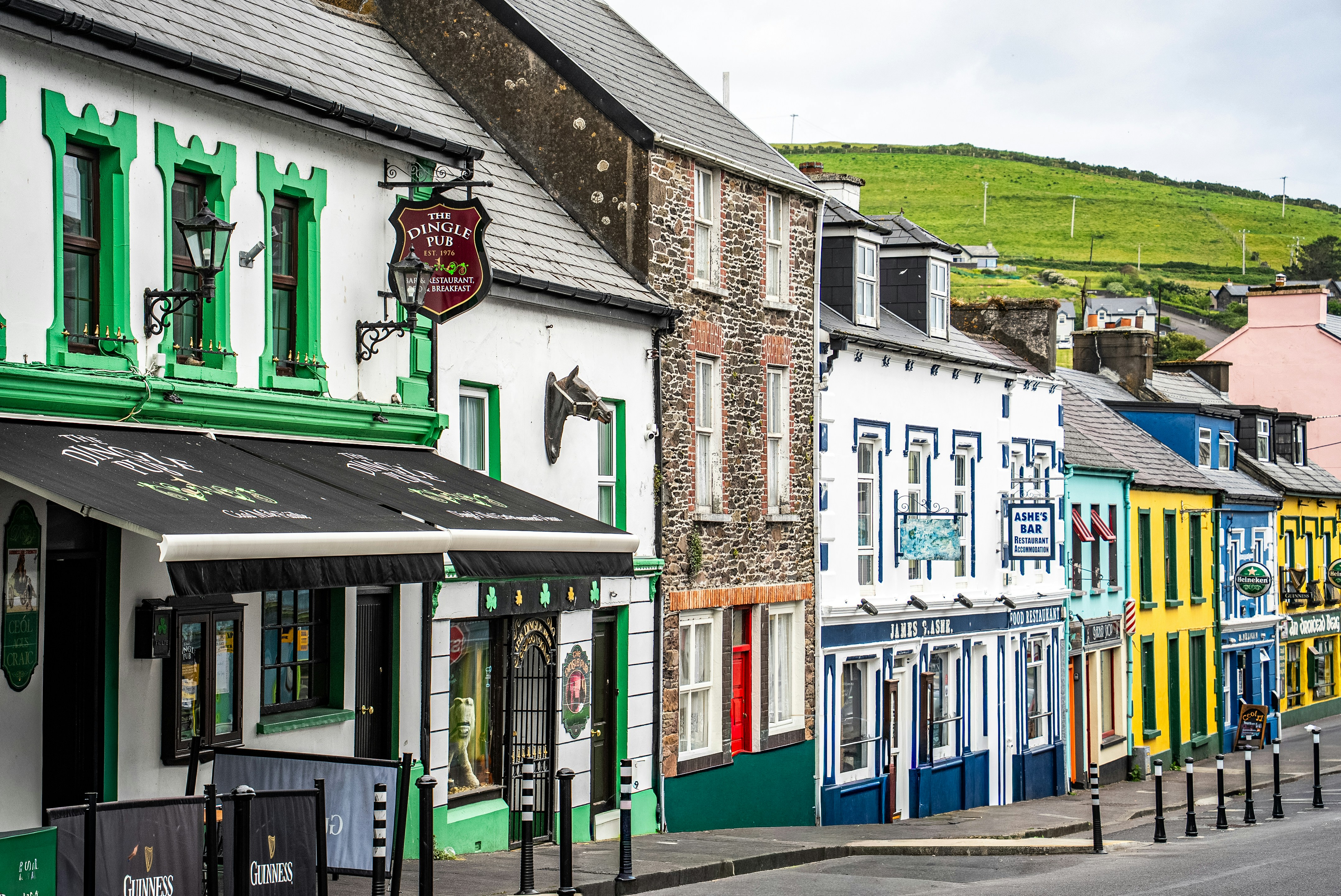 Edifici colorati fiancheggiano una strada in una città costiera.