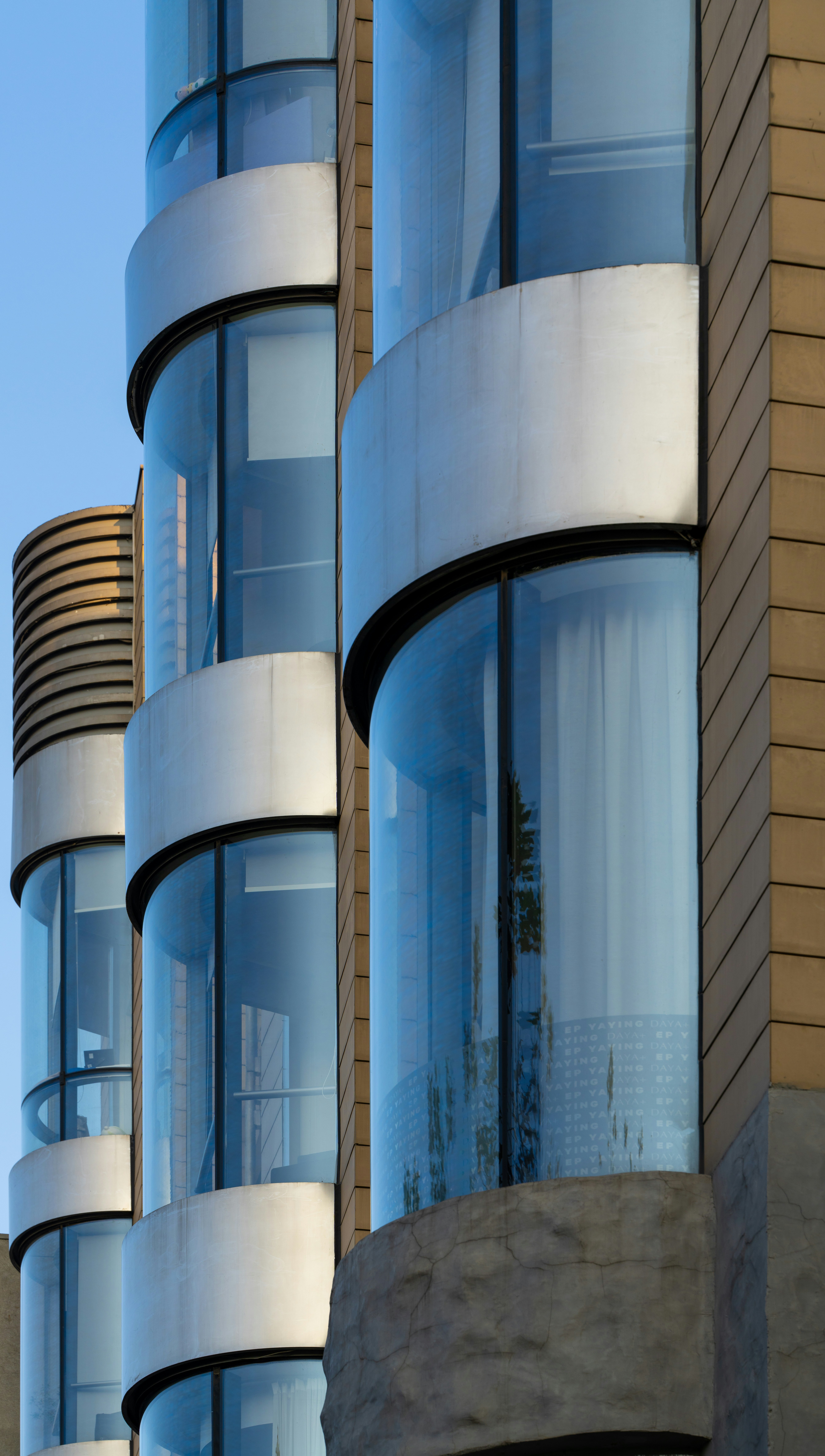 곡선 유리창이 있는 현대식 건물 외관